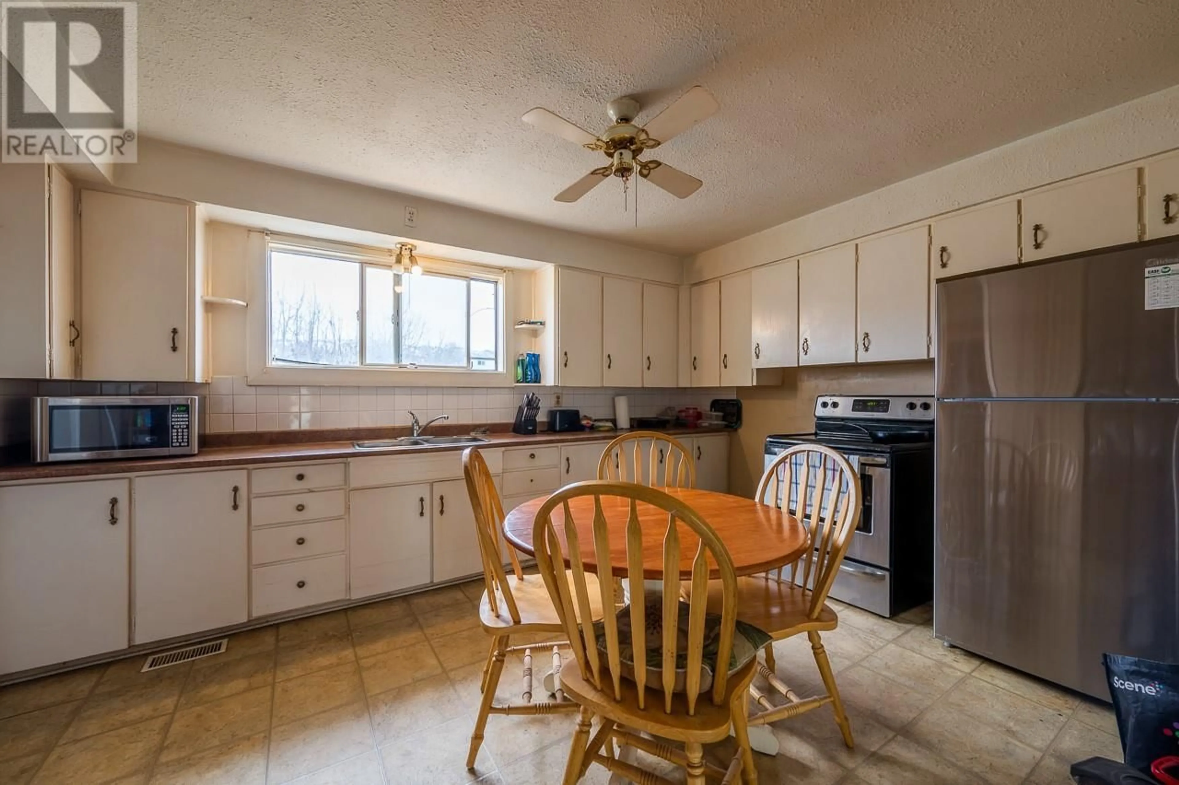 Standard kitchen, ceramic/tile floor for 417 Mulberry Avenue, Kamloops British Columbia V2B2R3