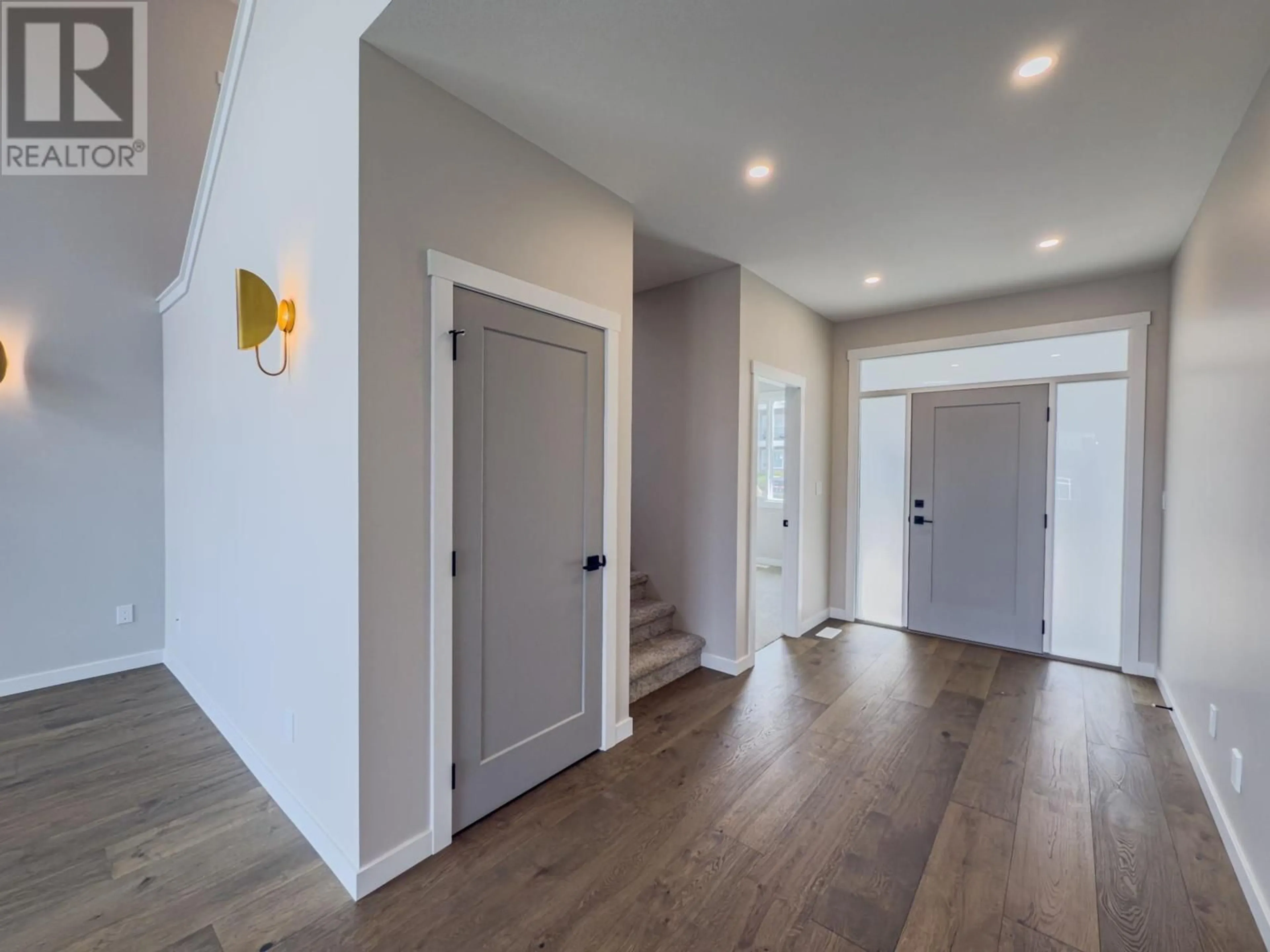 Indoor entryway for 1571 EMERALD DRIVE, Kamloops British Columbia V2E0C4
