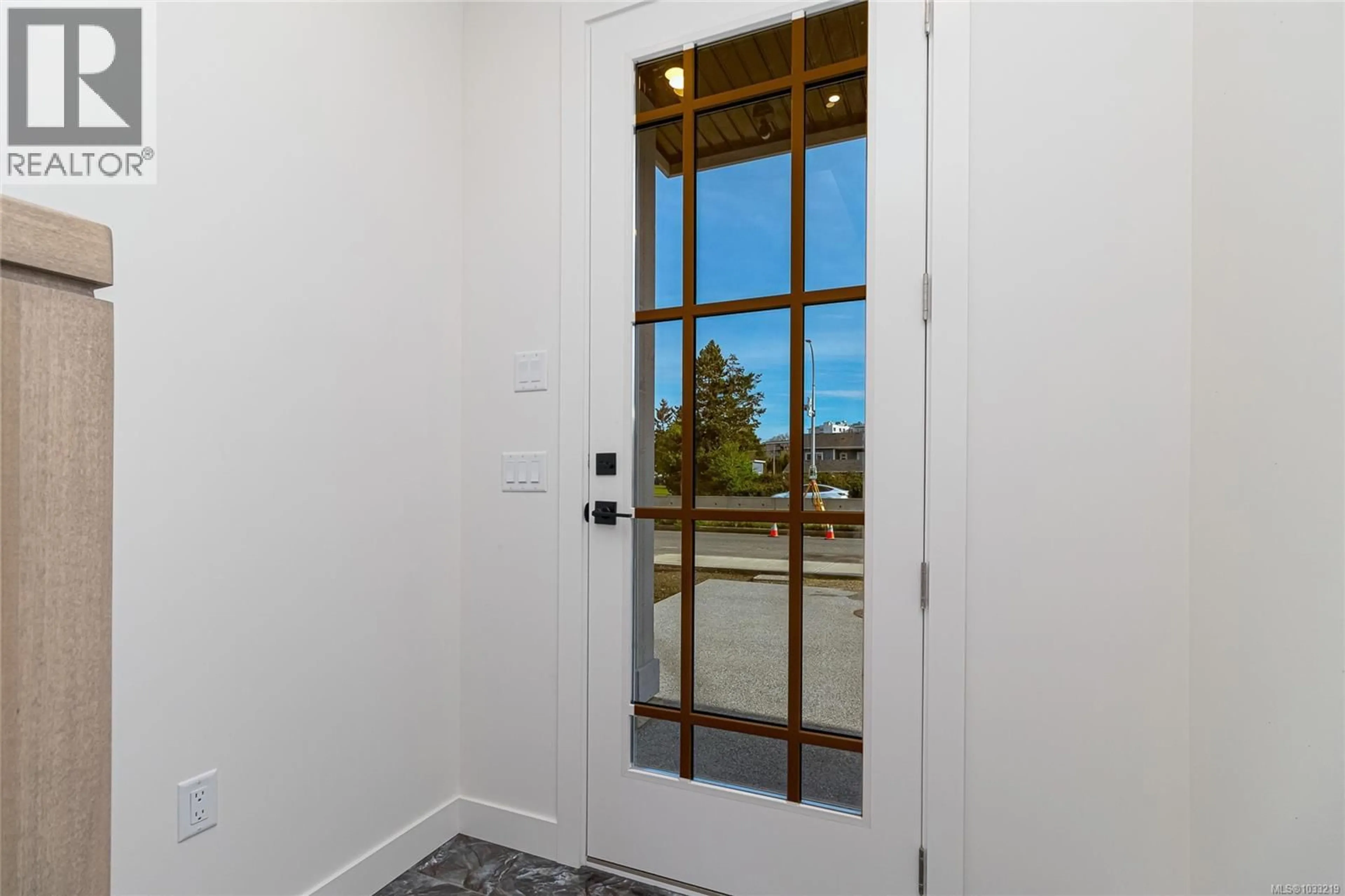 Indoor entryway for # 2 - 95 BATTLEFORD AVENUE, Saanich British Columbia V8Z1K5