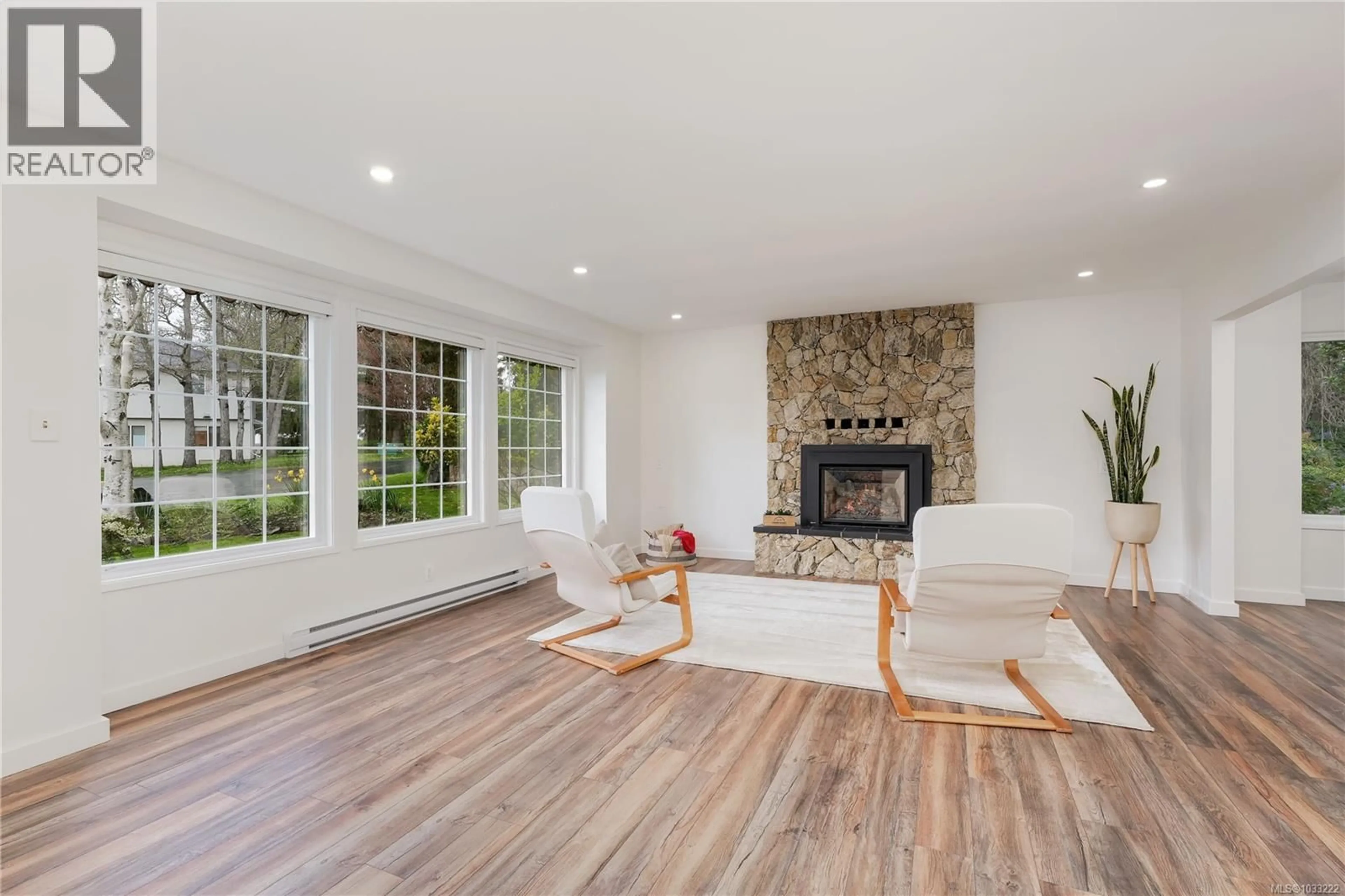 Living room with furniture, unknown for 3995 RESOLUTE PLACE, Saanich British Columbia V8X4L5