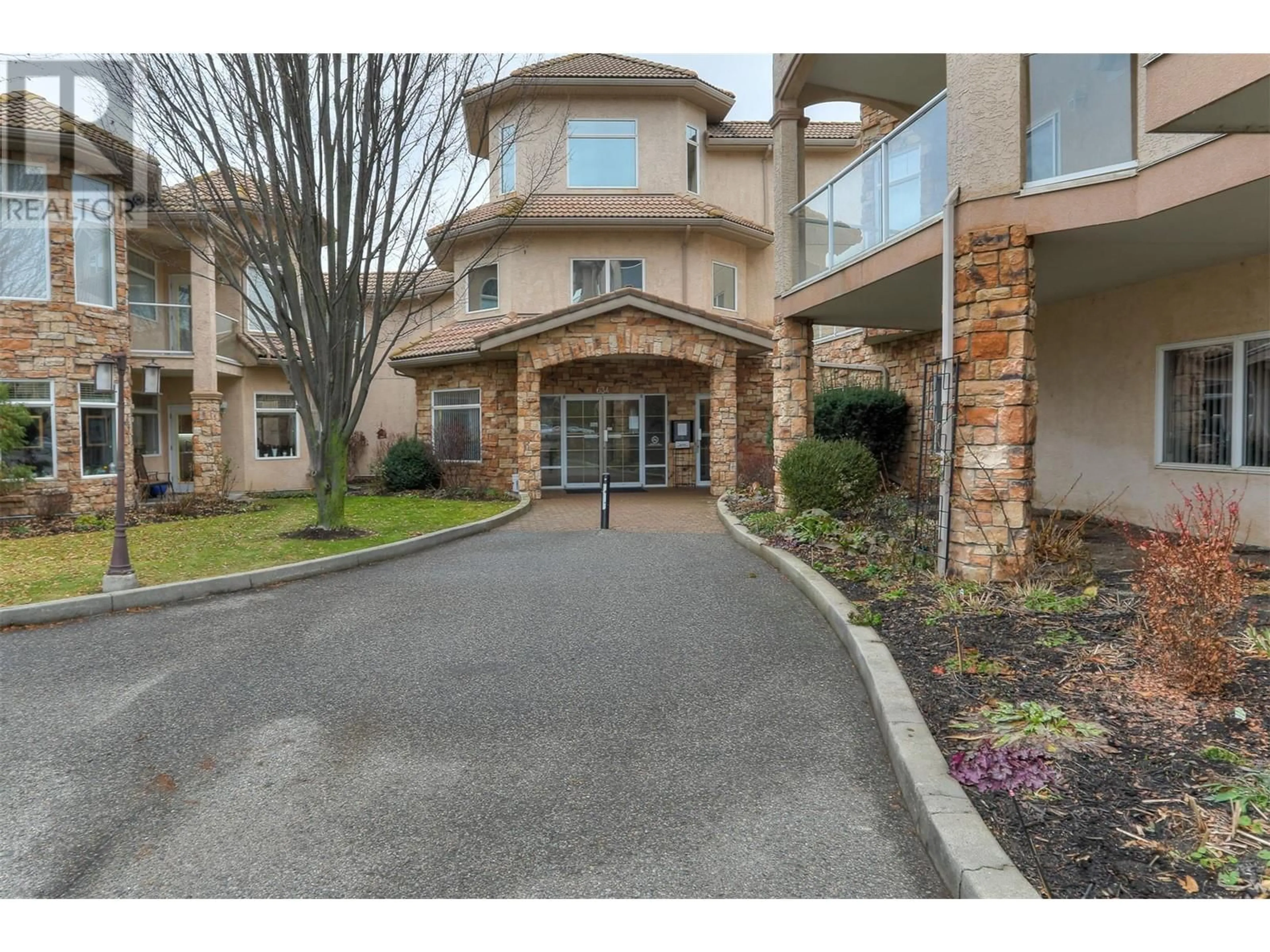 Indoor foyer for 207 - 634 LEQUIME ROAD, Kelowna British Columbia V1W1A4