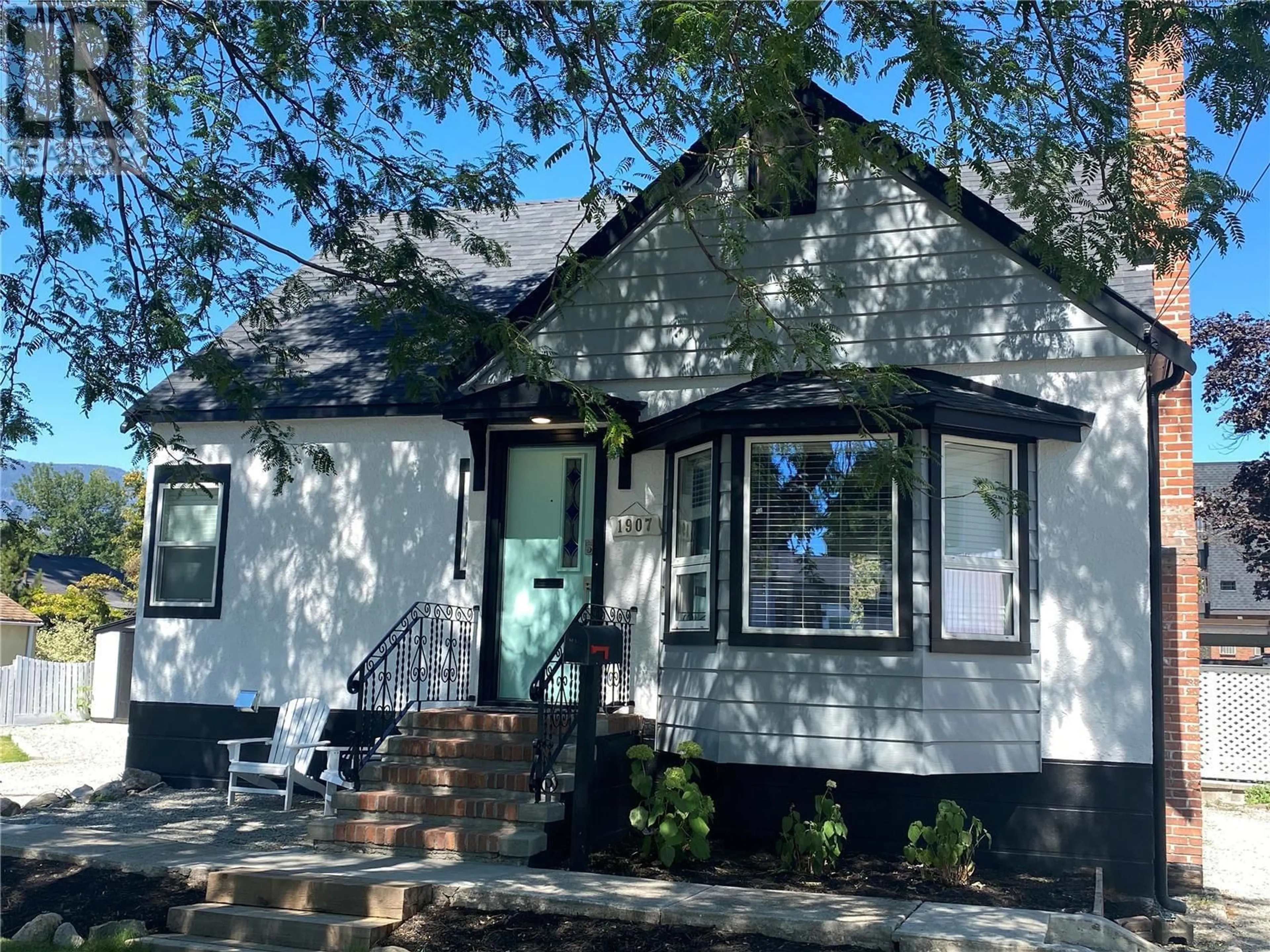 Home with vinyl exterior material, street for 1907 Knox Crescent, Kelowna British Columbia V1Y1K9