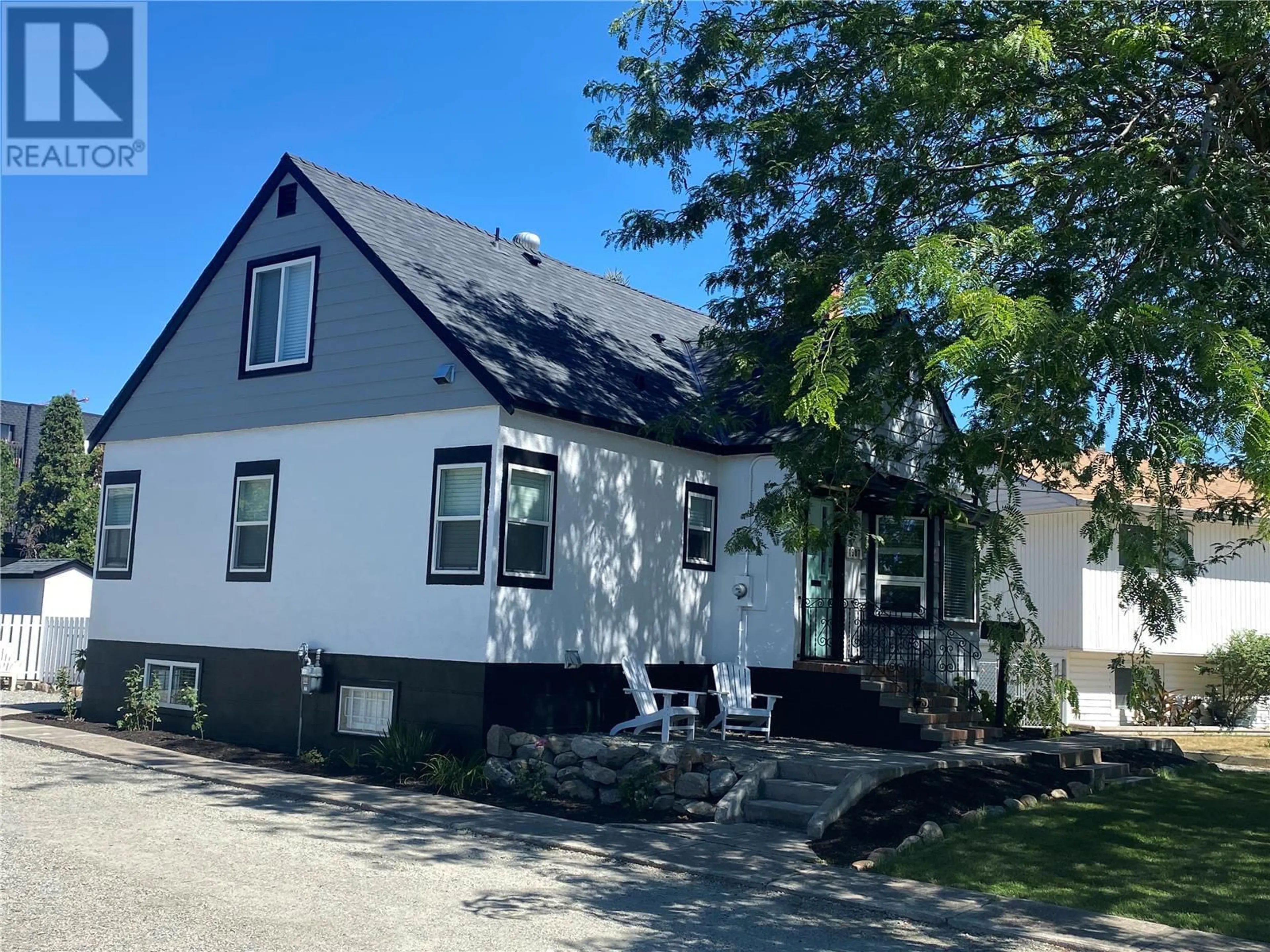 Home with vinyl exterior material, street for 1907 Knox Crescent, Kelowna British Columbia V1Y1K9