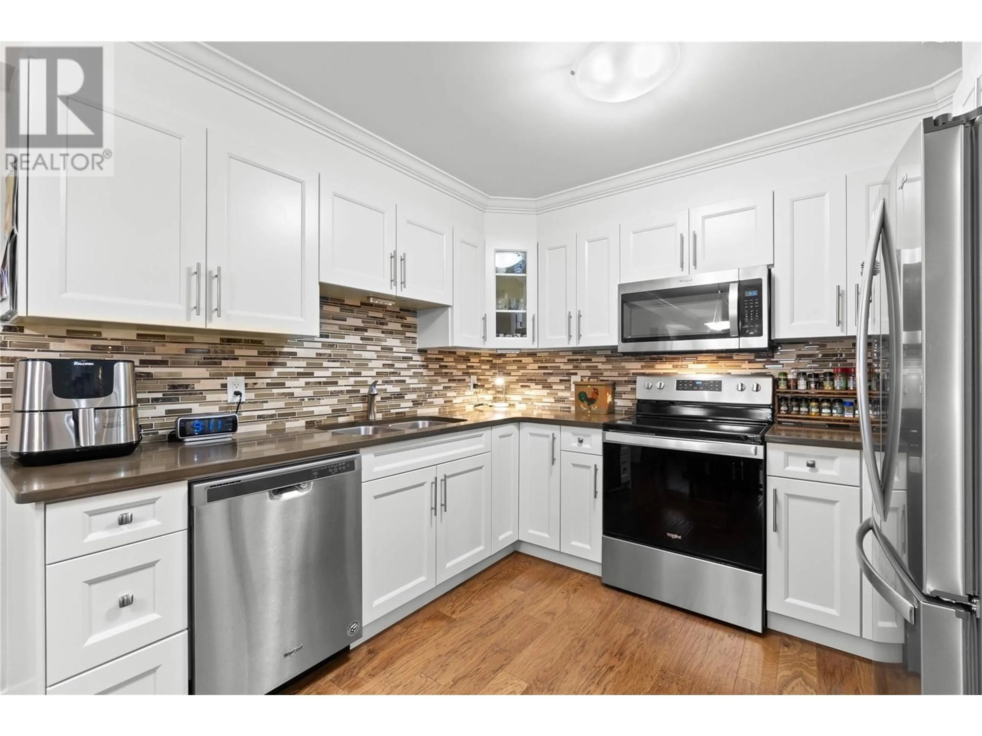 Open concept kitchen, ceramic/tile floor for 330 4 Avenue SE Unit# 304, Salmon Arm British Columbia V0E0E2