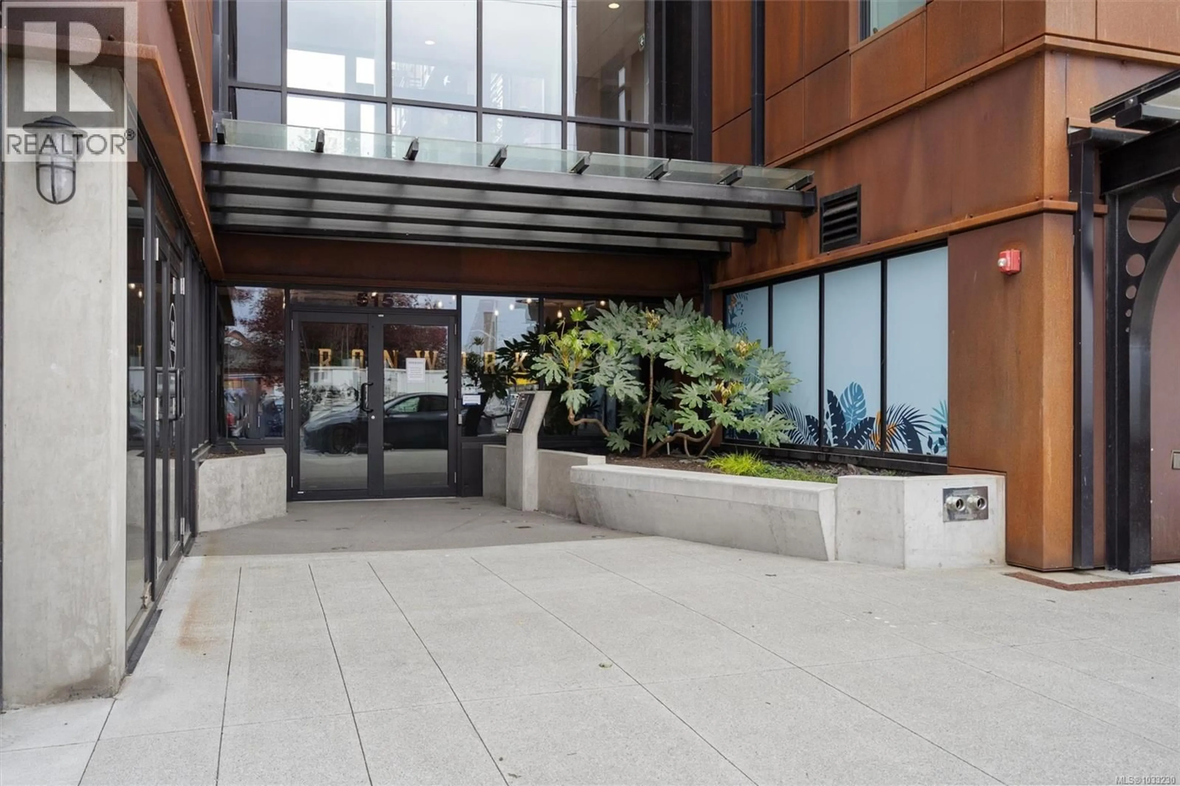 Indoor foyer for 220 - 515 CHATHAM STREET, Victoria British Columbia V8T0C8