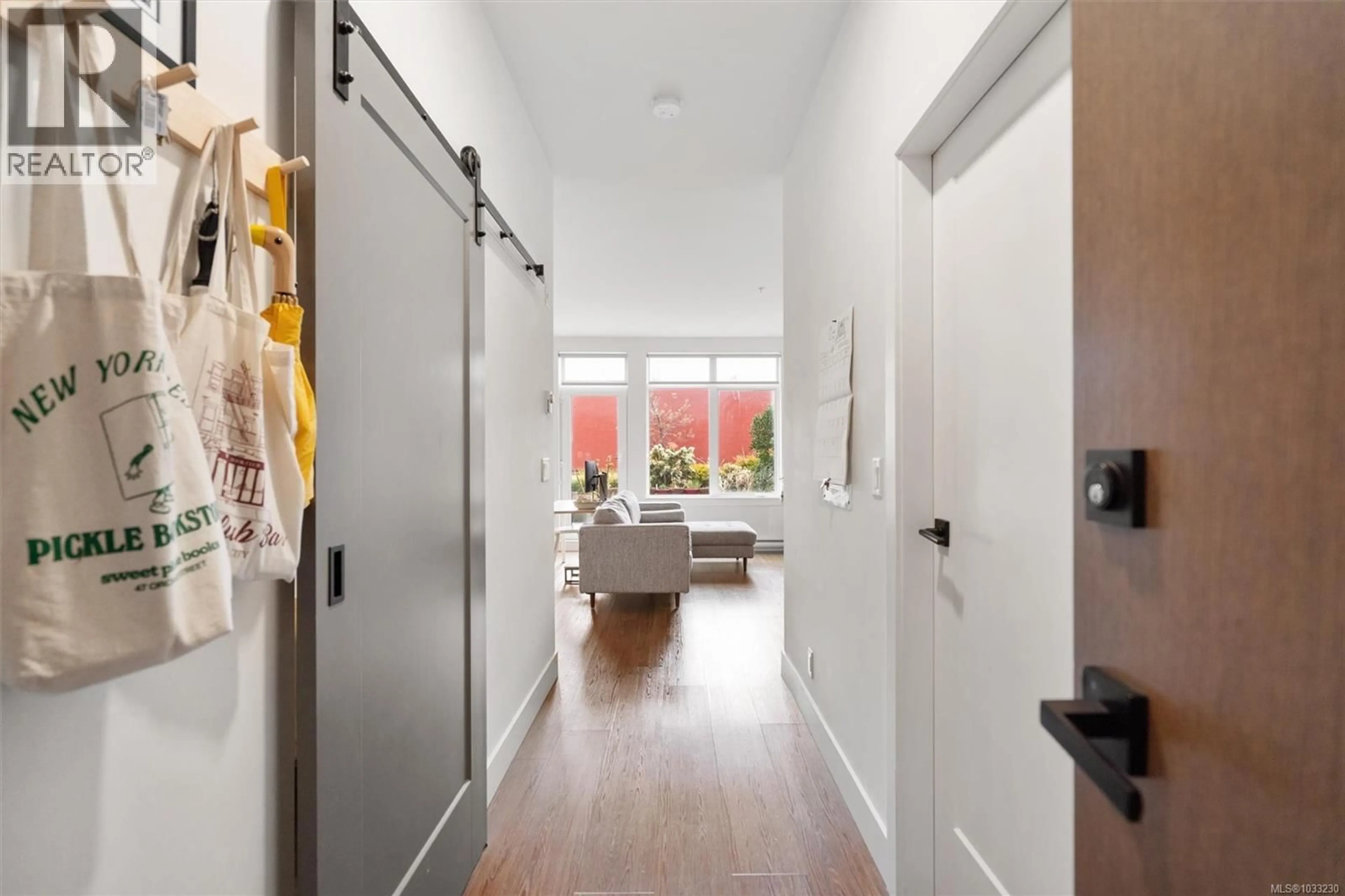 Indoor entryway for 220 - 515 CHATHAM STREET, Victoria British Columbia V8T0C8