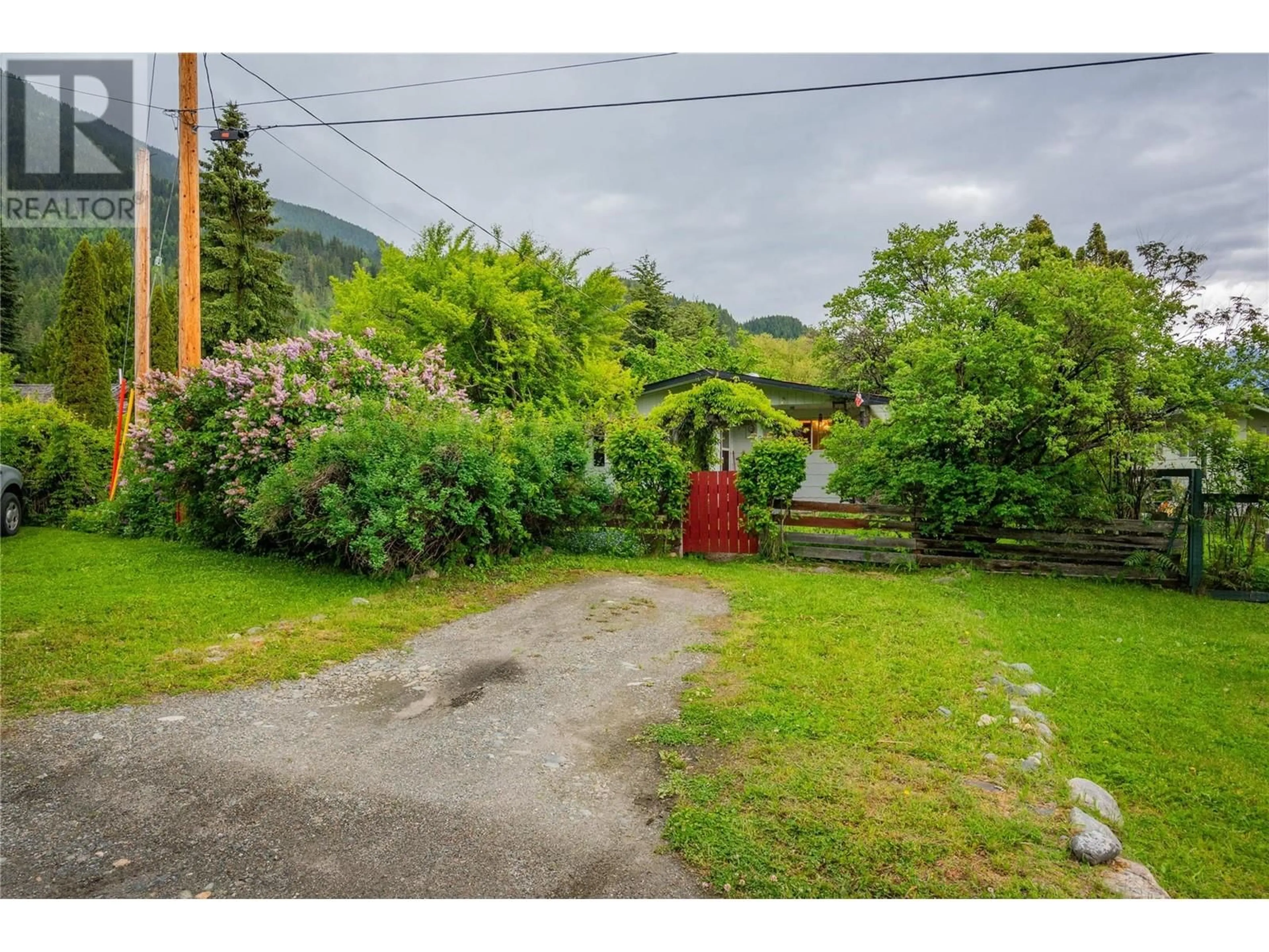 A pic from outside/outdoor area/front of a property/back of a property/a pic from drone, mountain view for 828 VANCOUVER Avenue, Kaslo British Columbia V0G1M0