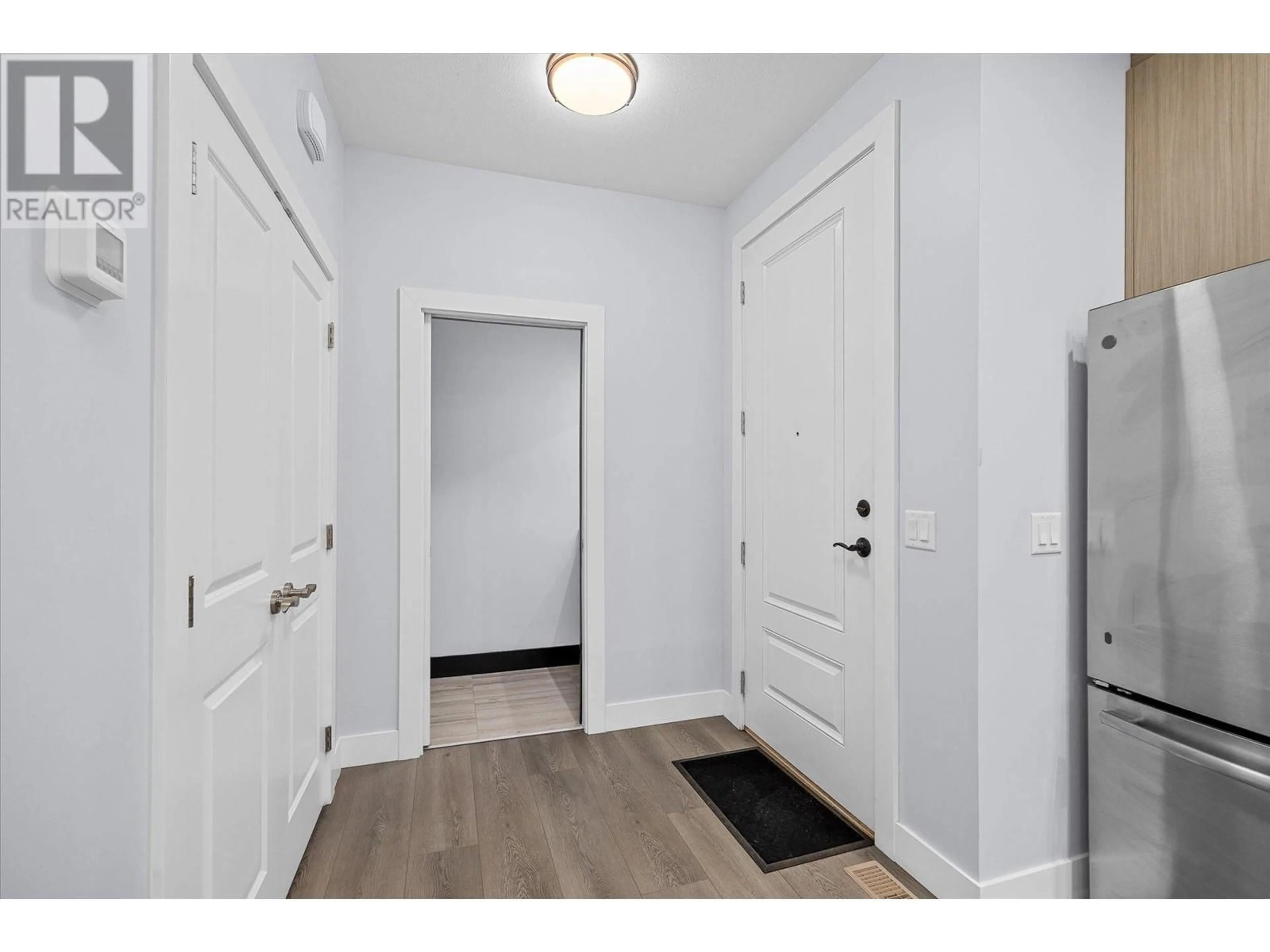 Indoor entryway for 795 Stockwell Avenue Unit# 4, Kelowna British Columbia V1Y6W1