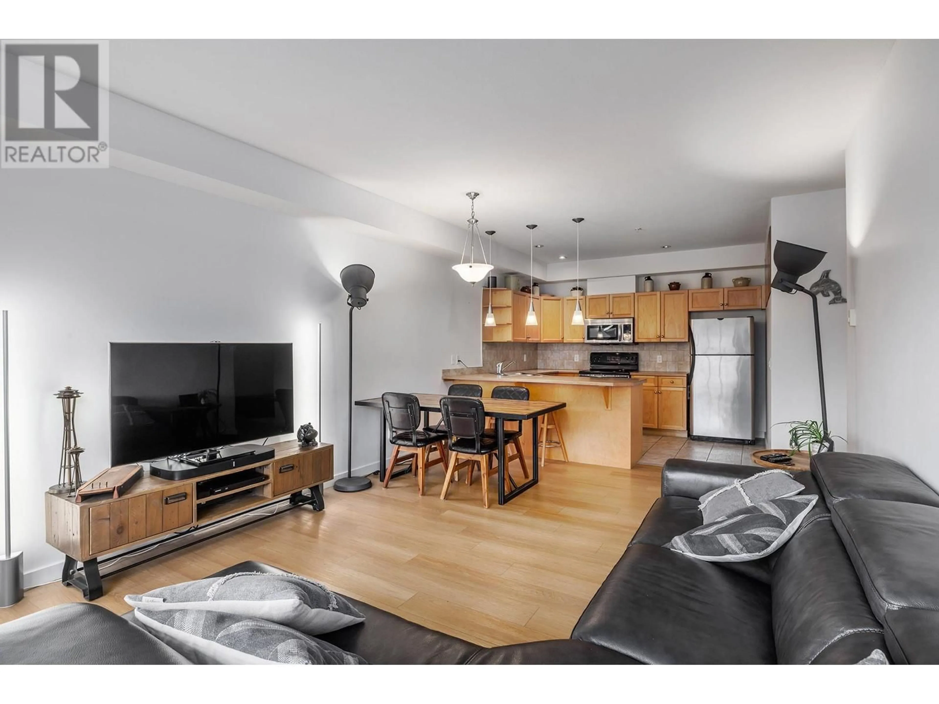 Open concept kitchen, wood/laminate floor for 2120 Shannon Ridge Drive Unit# 209, West Kelowna British Columbia V4T2L1