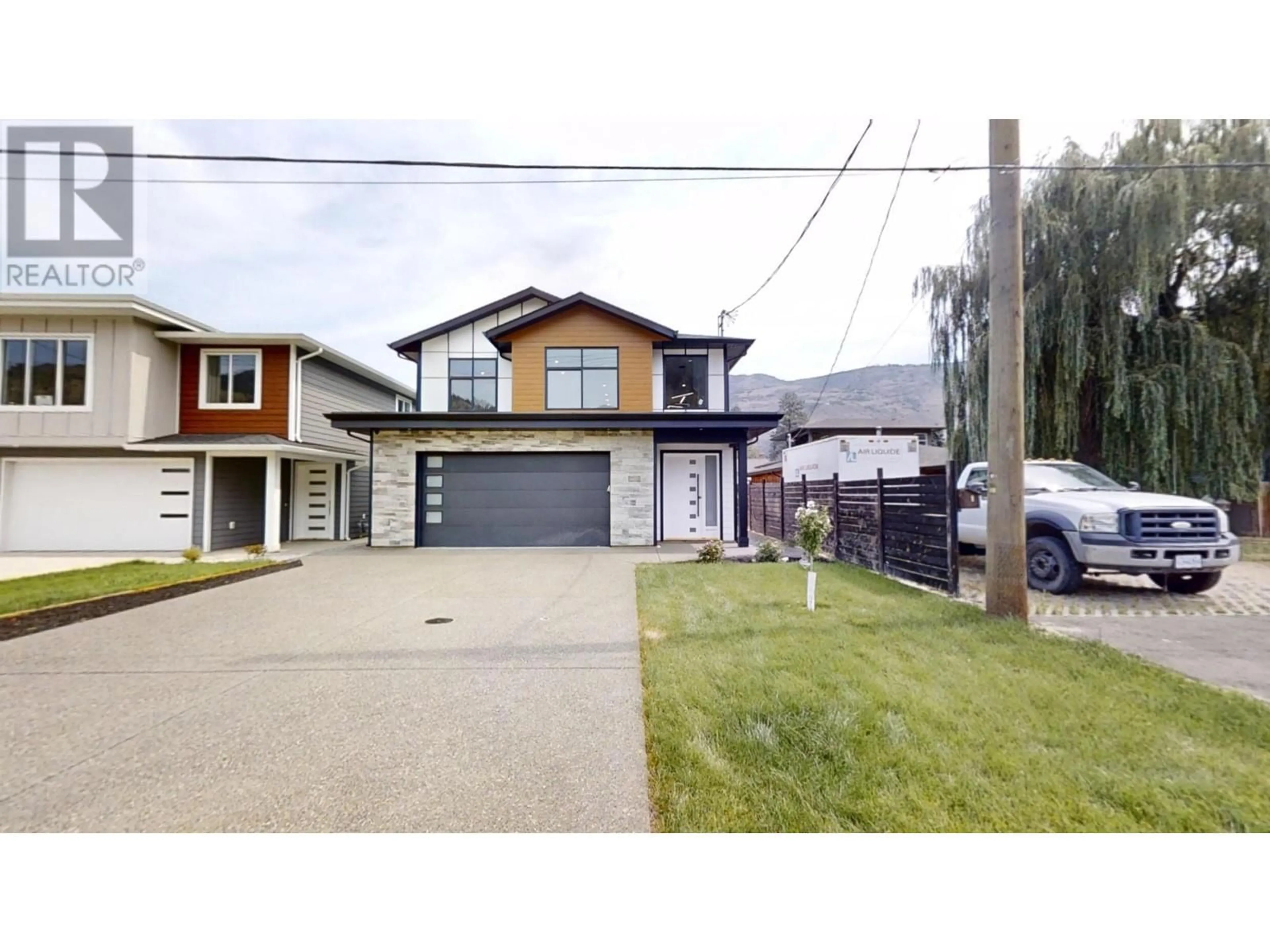 A pic from outside/outdoor area/front of a property/back of a property/a pic from drone, street for 2967 GILBERT Road, Kamloops British Columbia V2B7A9