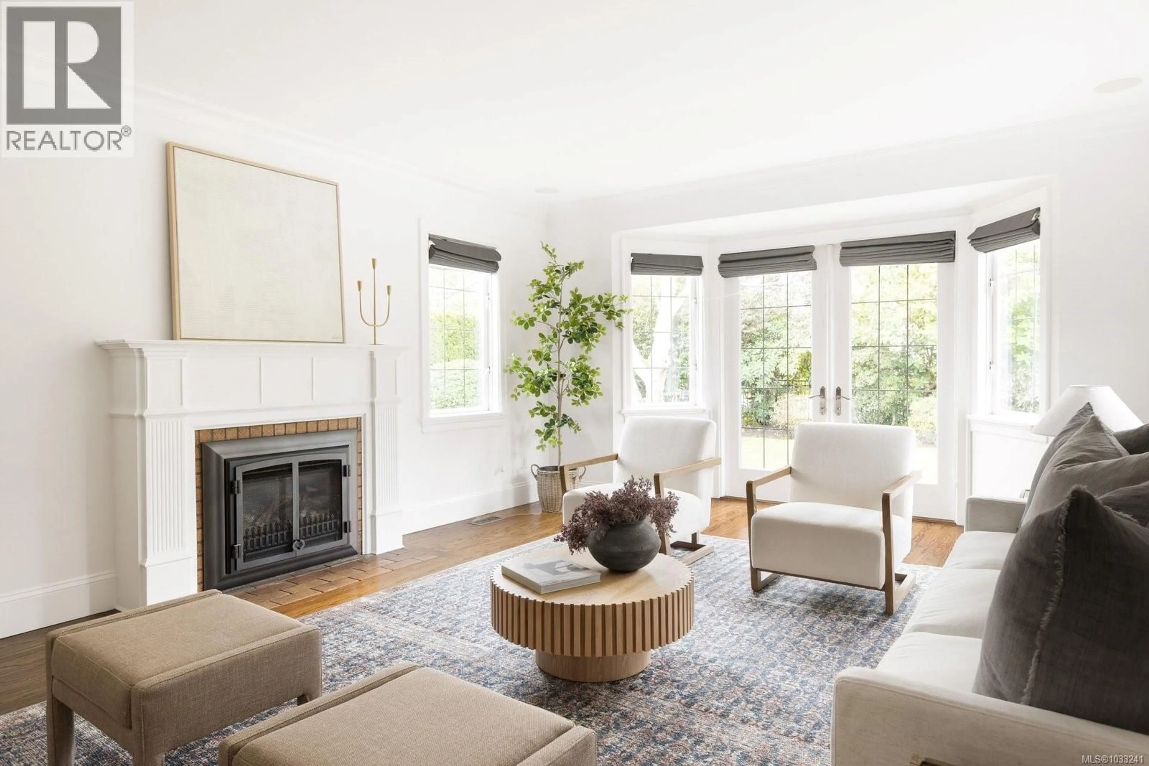 Living room with furniture, unknown for 535 FALKLAND ROAD, Oak Bay British Columbia V8S4L6