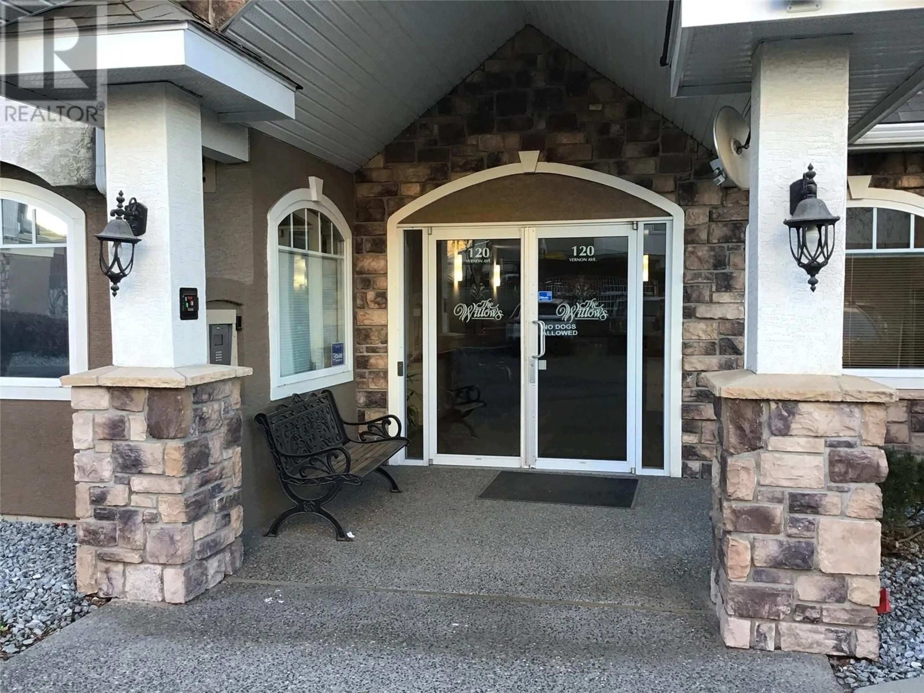 Indoor foyer for 209 - 120 VERNON AVENUE, Kamloops British Columbia V2B1L6