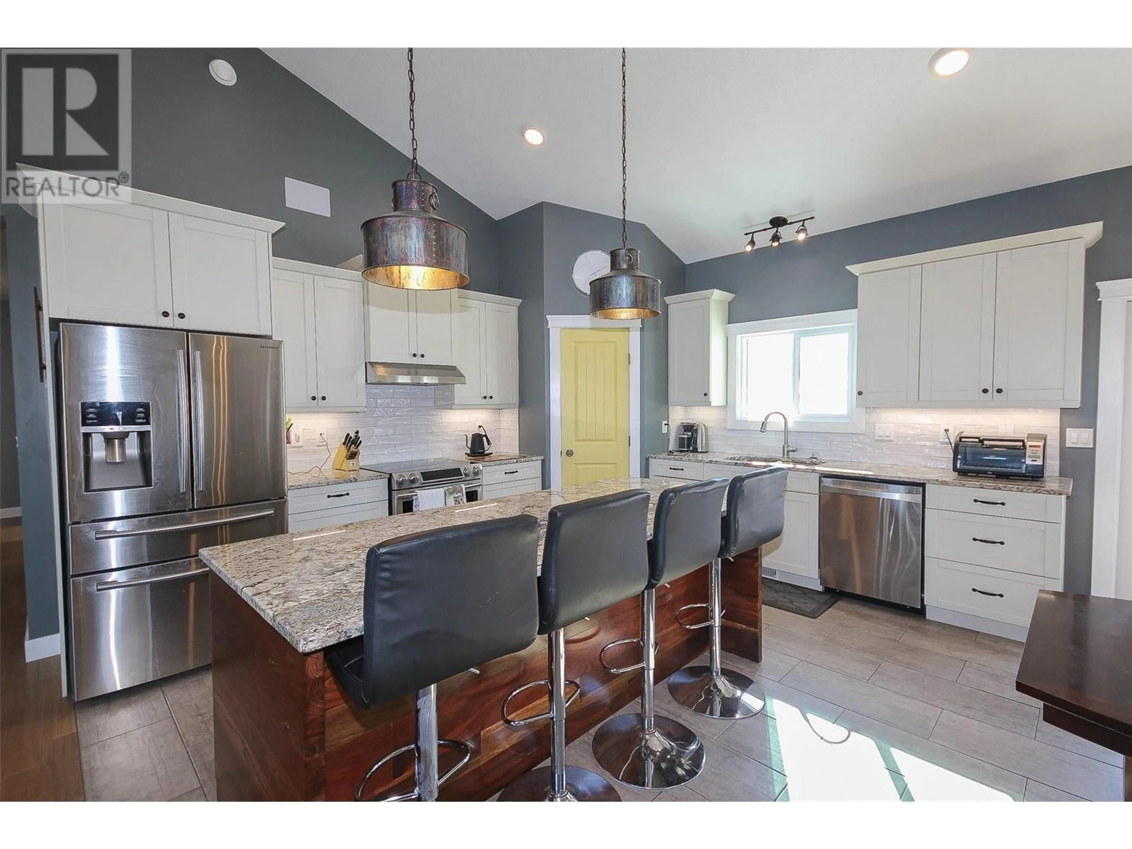 Open concept kitchen, unknown for 5543 97 Highway, Dawson Creek British Columbia V0C1B0