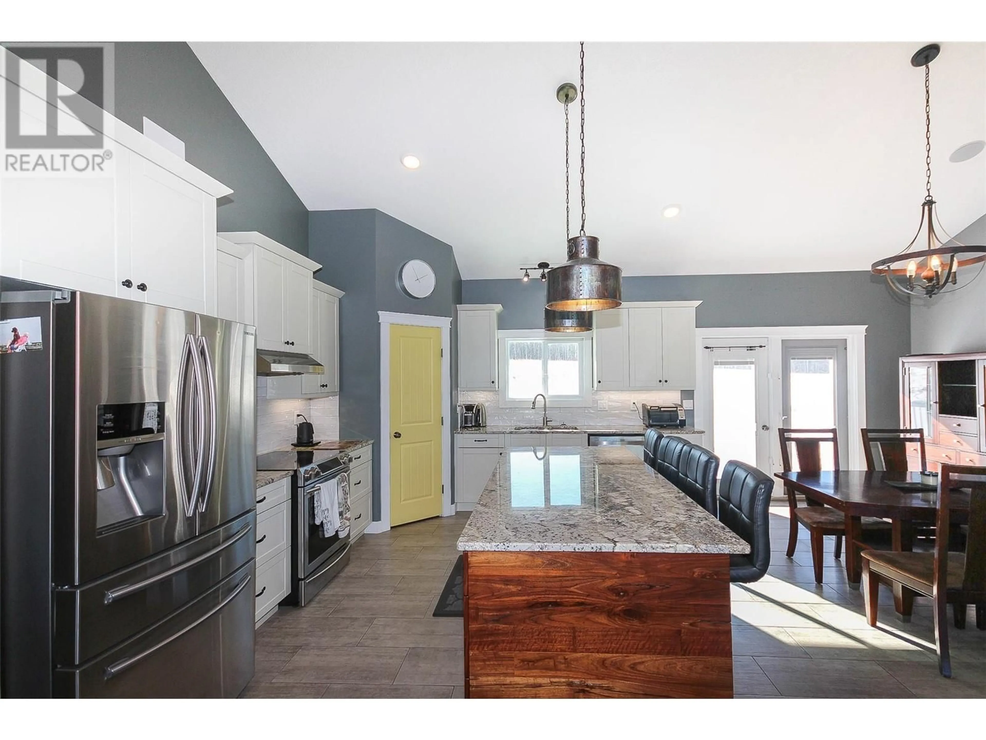 Open concept kitchen, unknown for 5543 97 Highway, Dawson Creek British Columbia V0C1B0