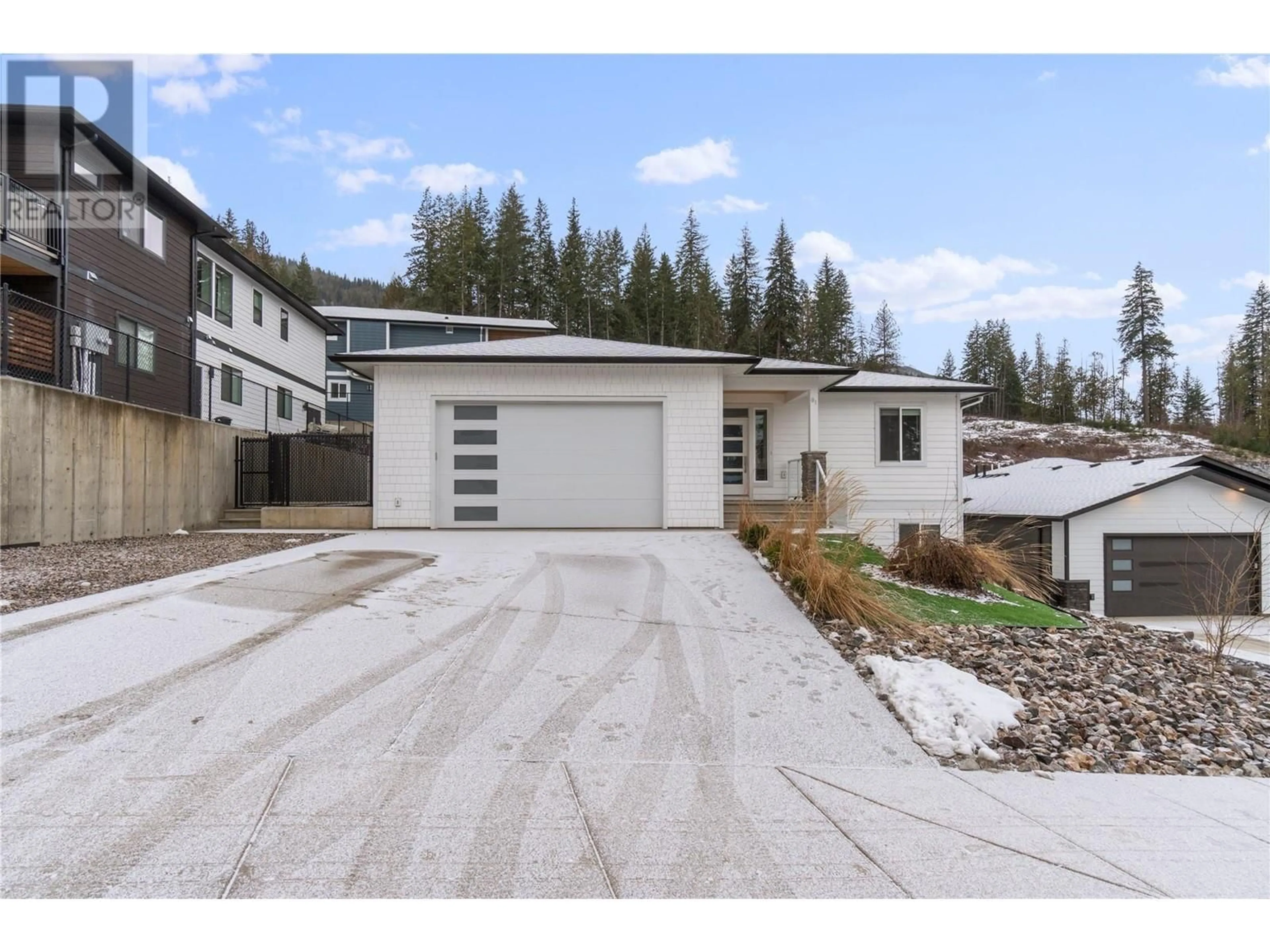 Home with vinyl exterior material, street for 81 15 AVENUE SOUTHEAST, Salmon Arm British Columbia V1E0G3