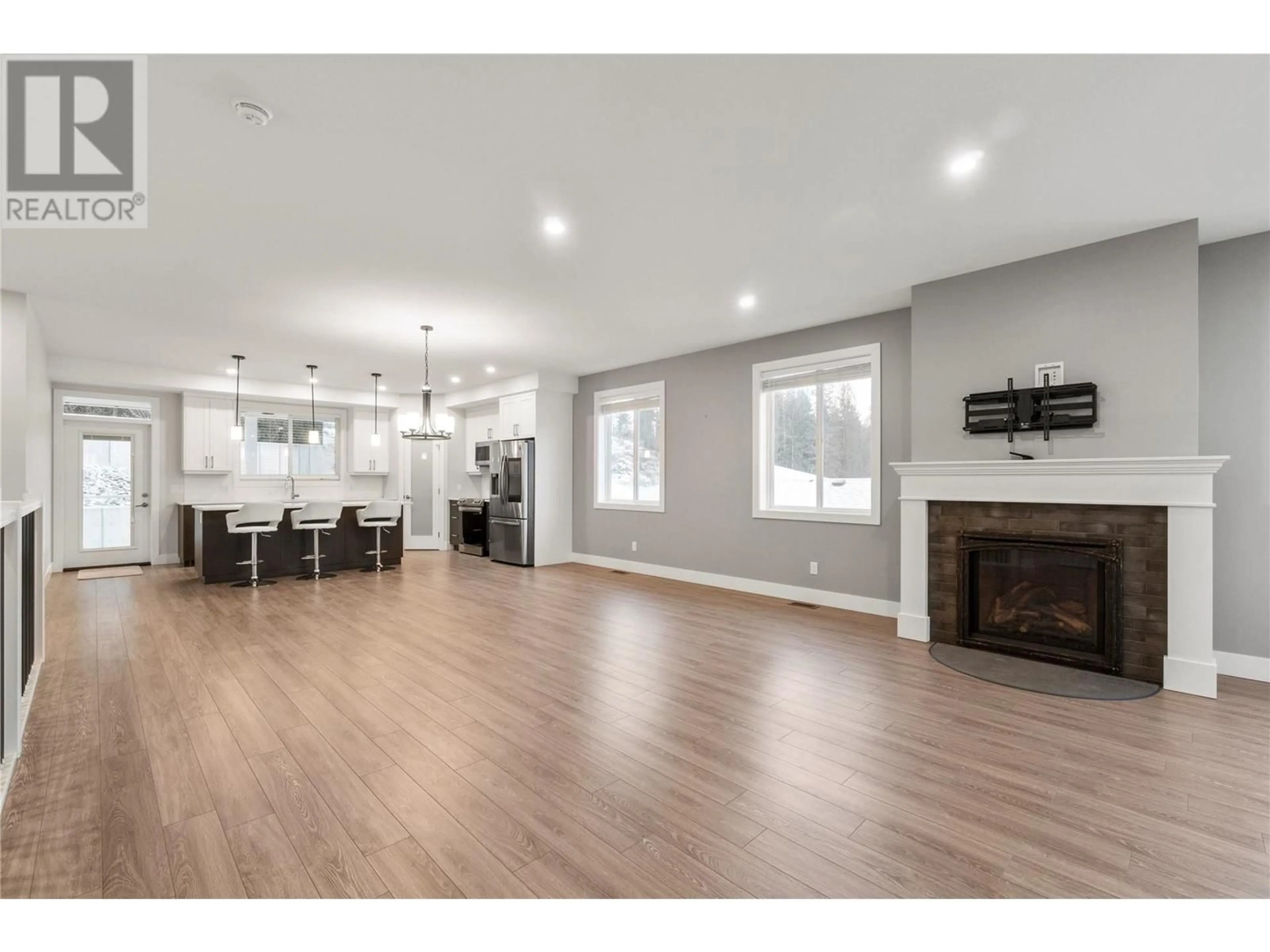 Open concept kitchen, wood/laminate floor for 81 15 AVENUE SOUTHEAST, Salmon Arm British Columbia V1E0G3