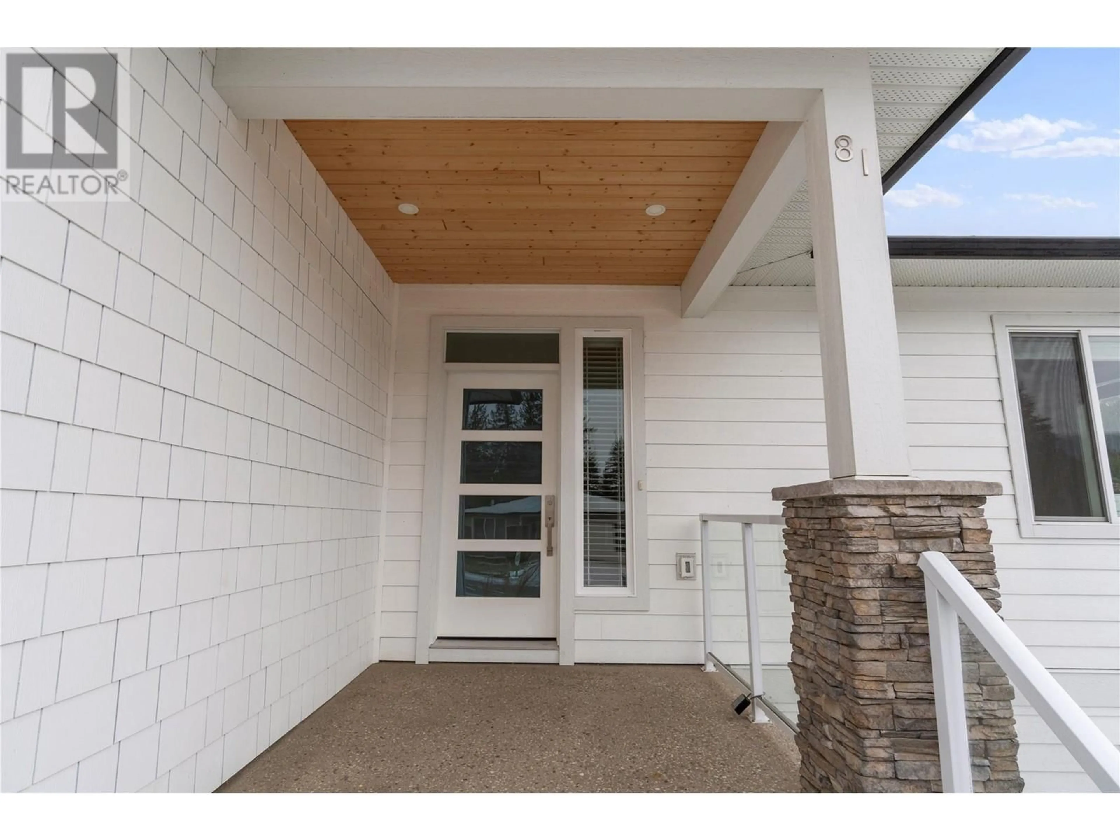 Indoor entryway for 81 15 Avenue SE, Salmon Arm British Columbia V1E0G3