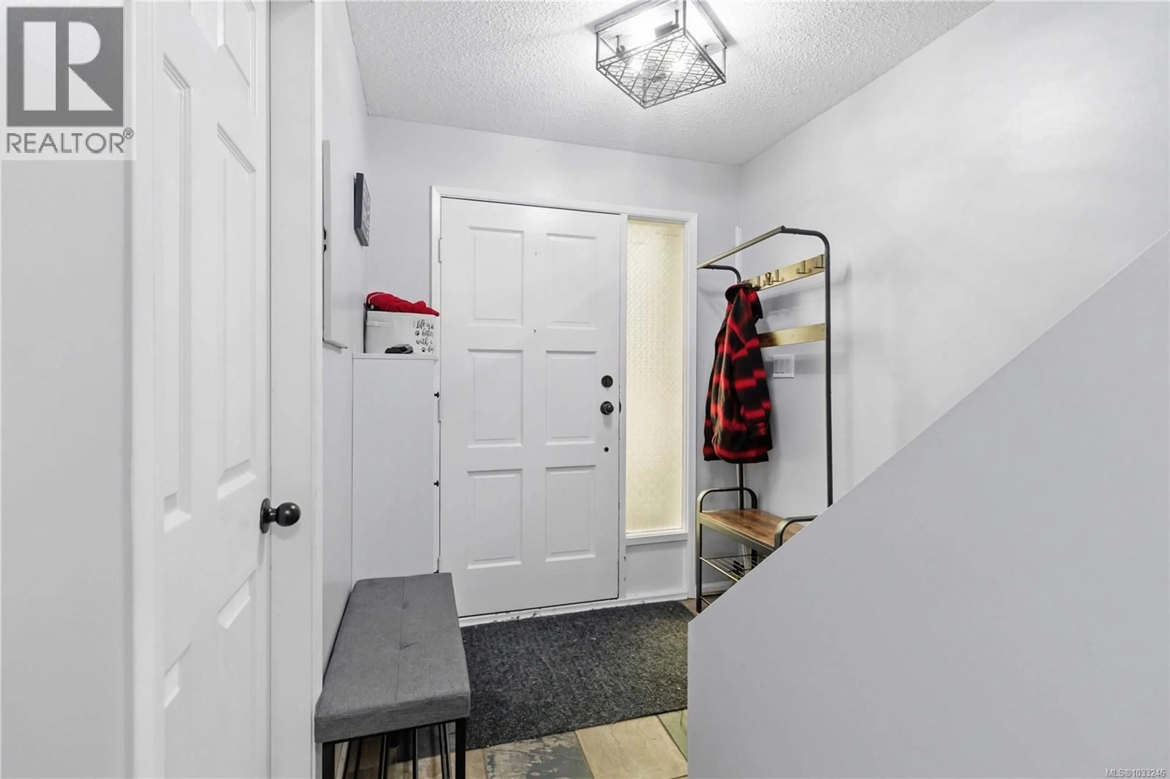 Indoor entryway for 6 - 6110 SEABROOM ROAD, Sooke British Columbia V9Z0B8