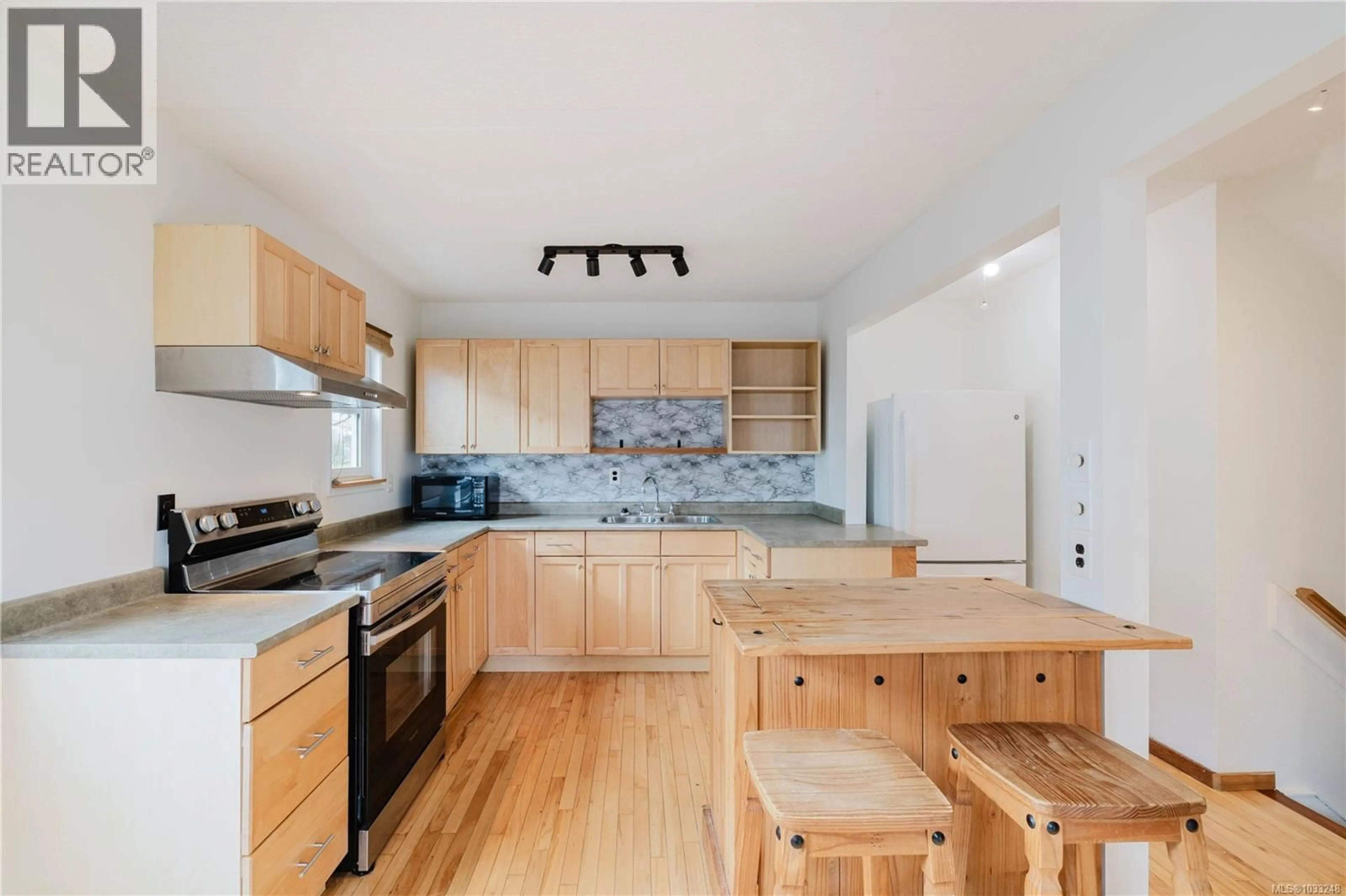 Open concept kitchen, wood/laminate floor for 302 - 229 ONTARIO STREET, Victoria British Columbia V8V1N1