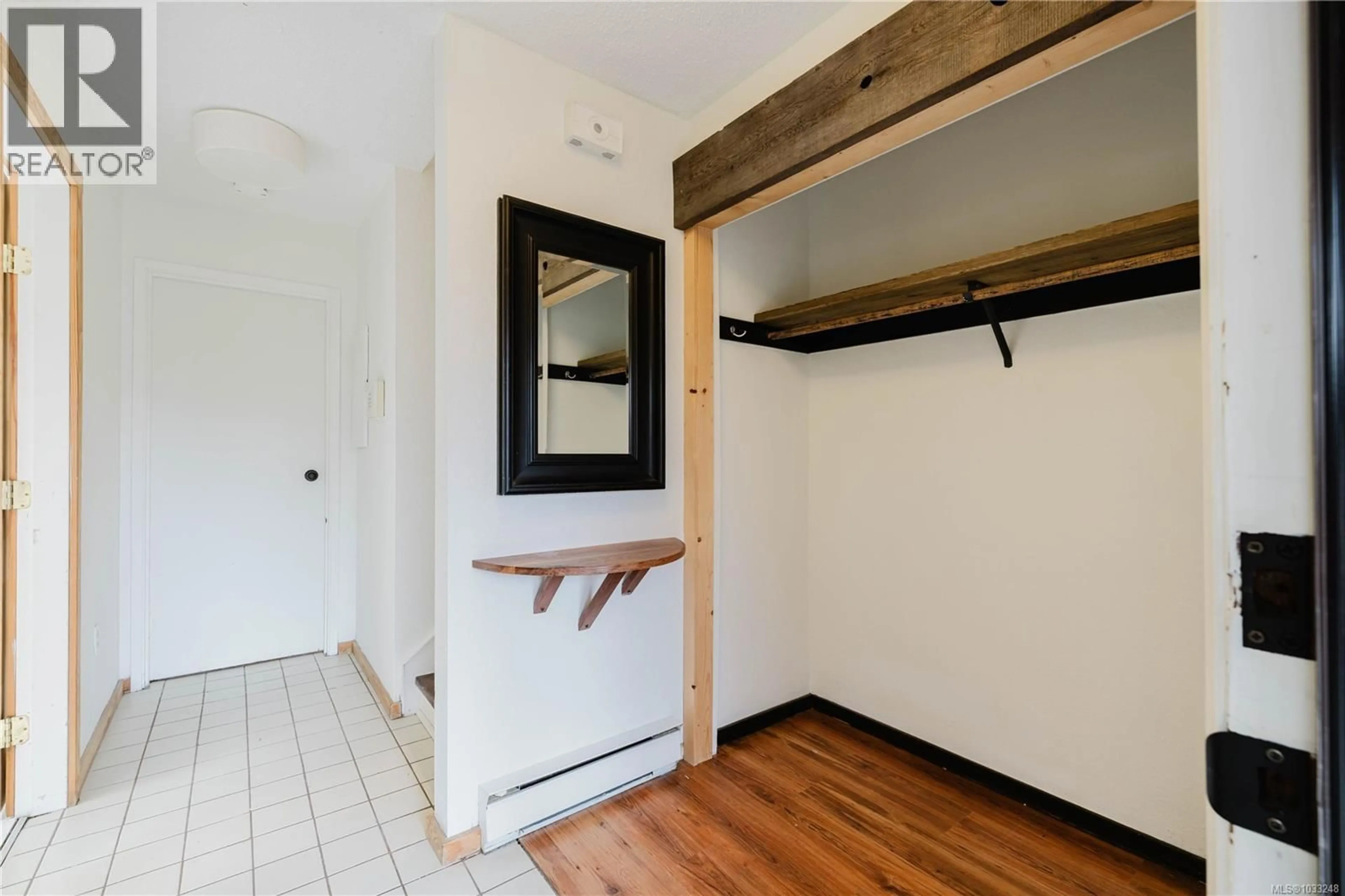 Indoor entryway for 302 - 229 ONTARIO STREET, Victoria British Columbia V8V1N1