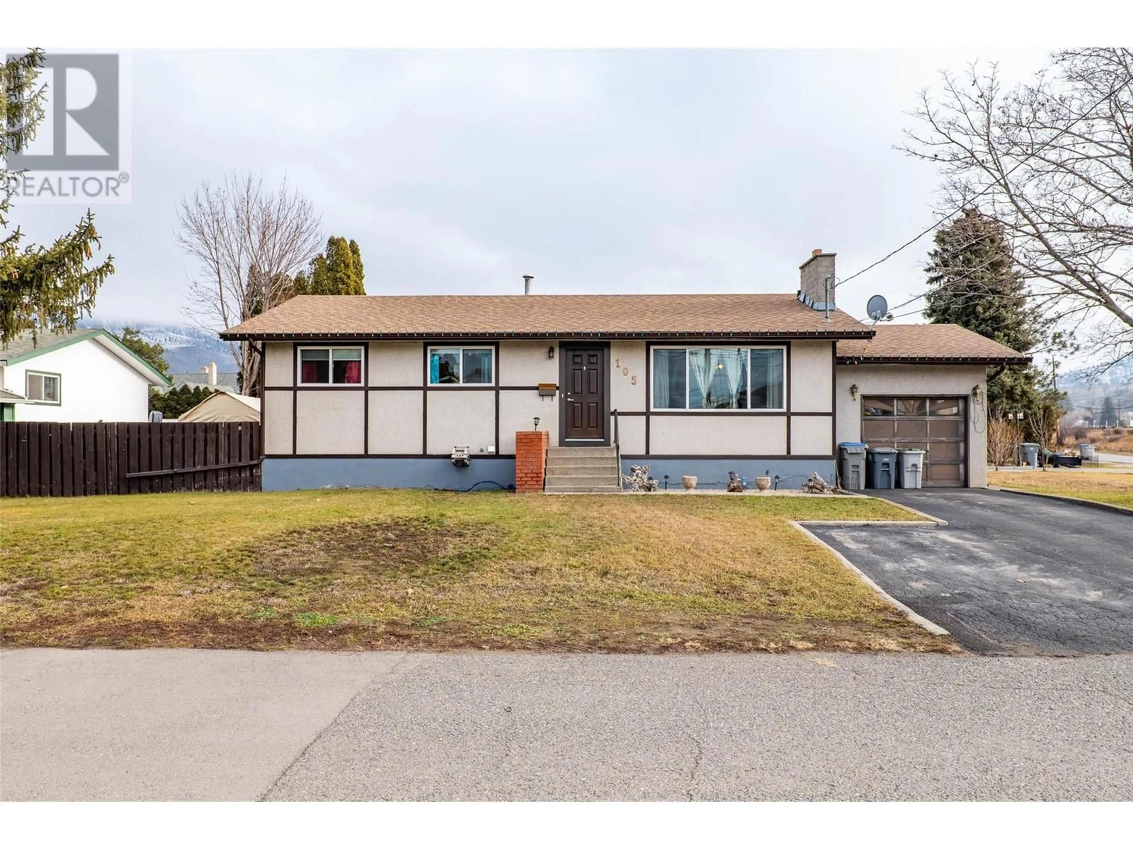 Home with vinyl exterior material, street for 105 Chapman Place, Kamloops British Columbia V2C4R2