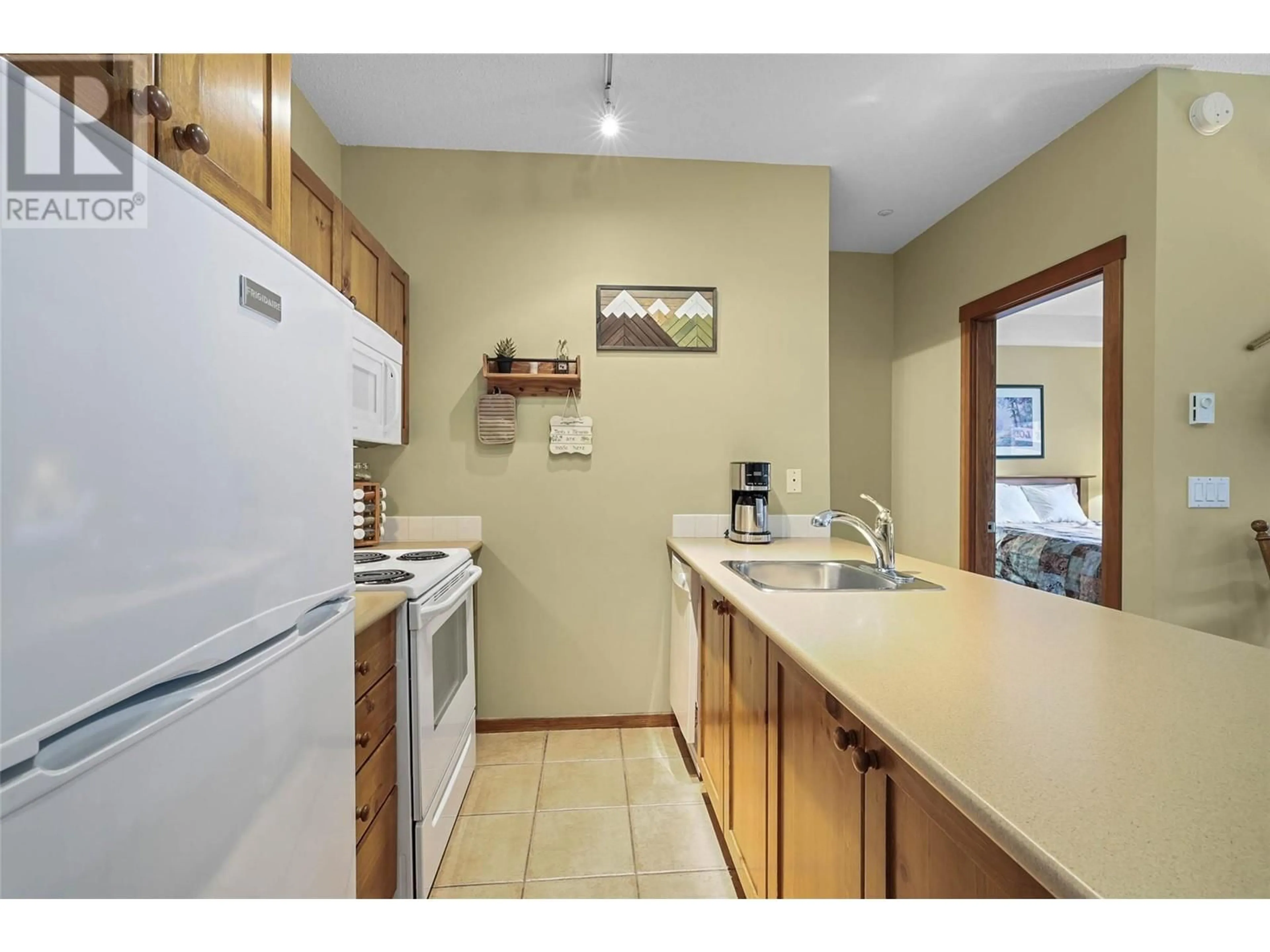 Standard kitchen, unknown for 3190 Creekside Way Unit# 102, Kamloops British Columbia V0E5N0