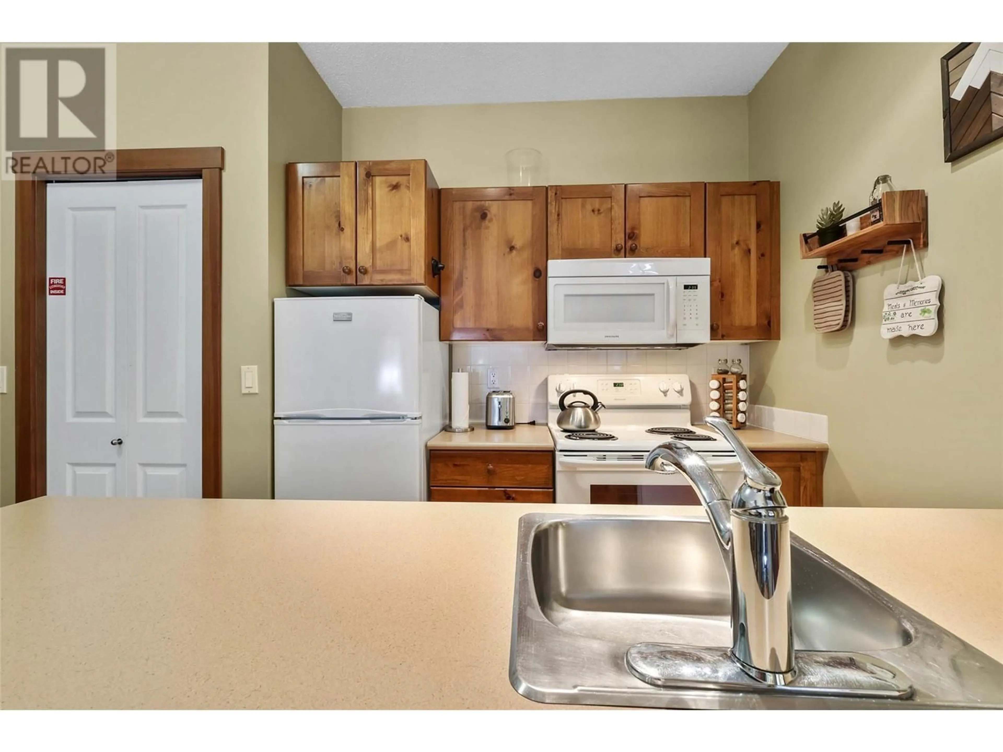 Standard kitchen, unknown for 3190 Creekside Way Unit# 102, Kamloops British Columbia V0E5N0