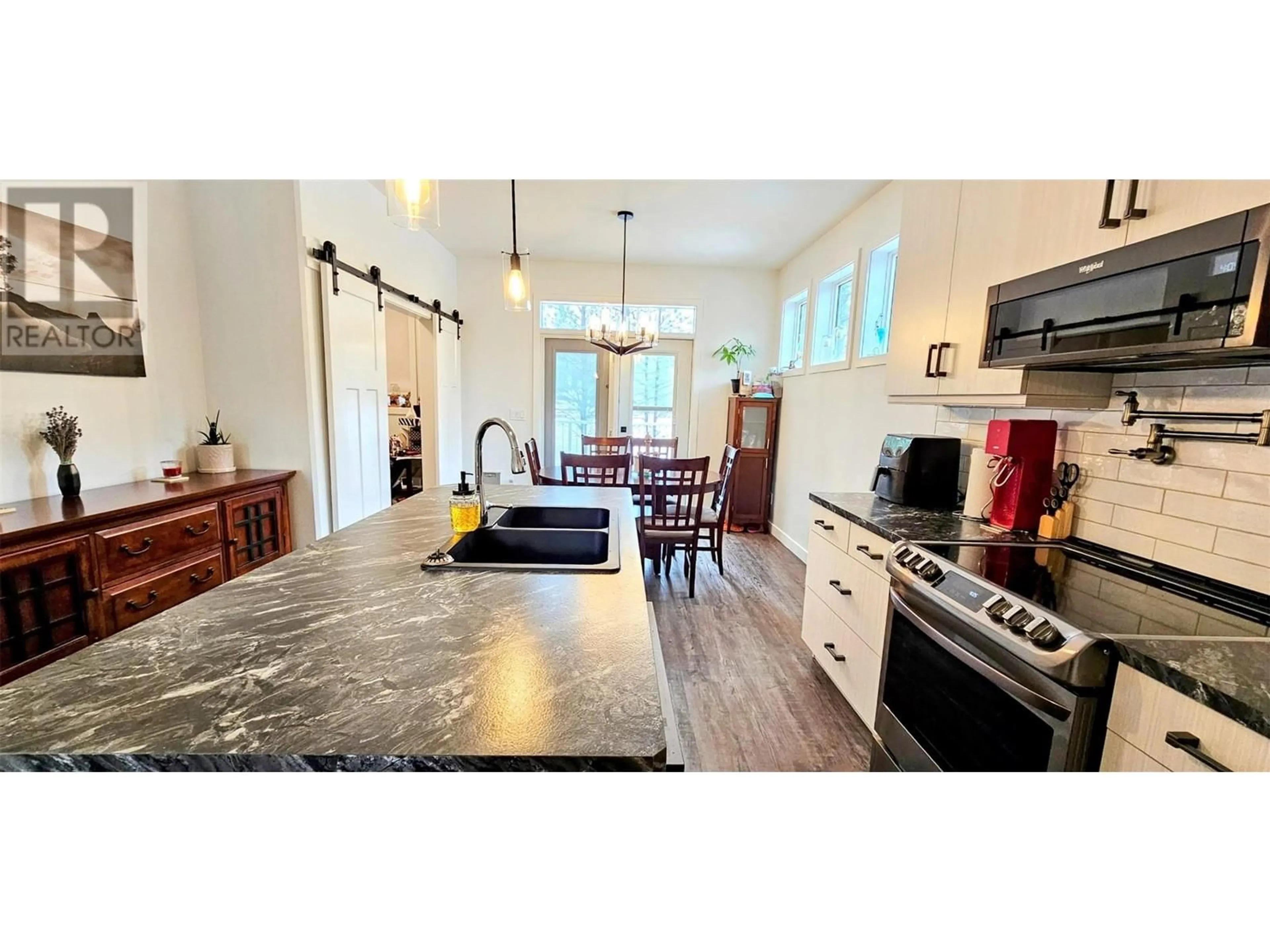 Open concept kitchen, ceramic/tile floor for 261 SHADOW MOUNTAIN Boulevard, Cranbrook British Columbia V1C0C6