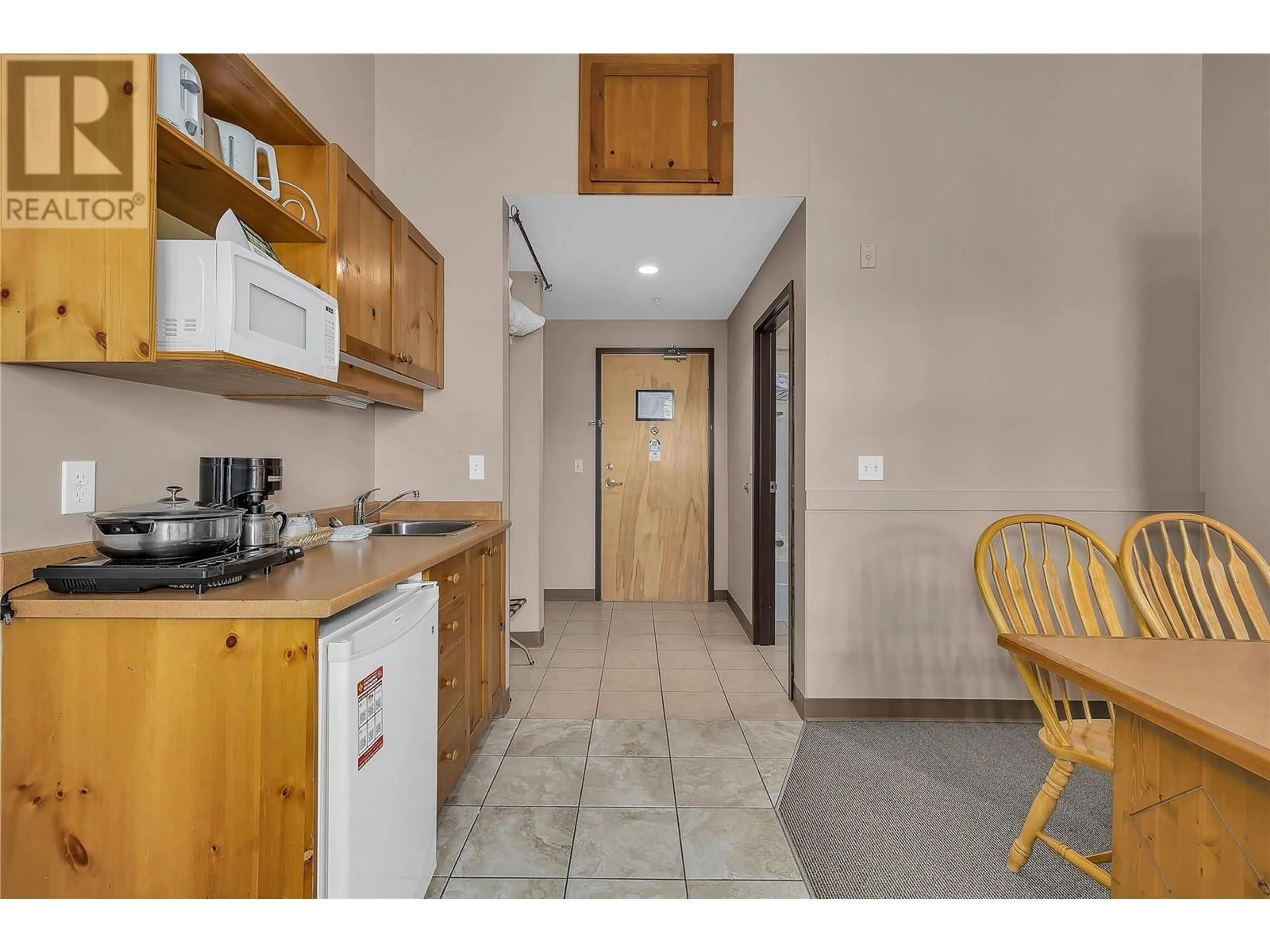 Standard kitchen, ceramic/tile floor for 121 - 5340 BIG WHITE ROAD, Big White British Columbia V1P1P3