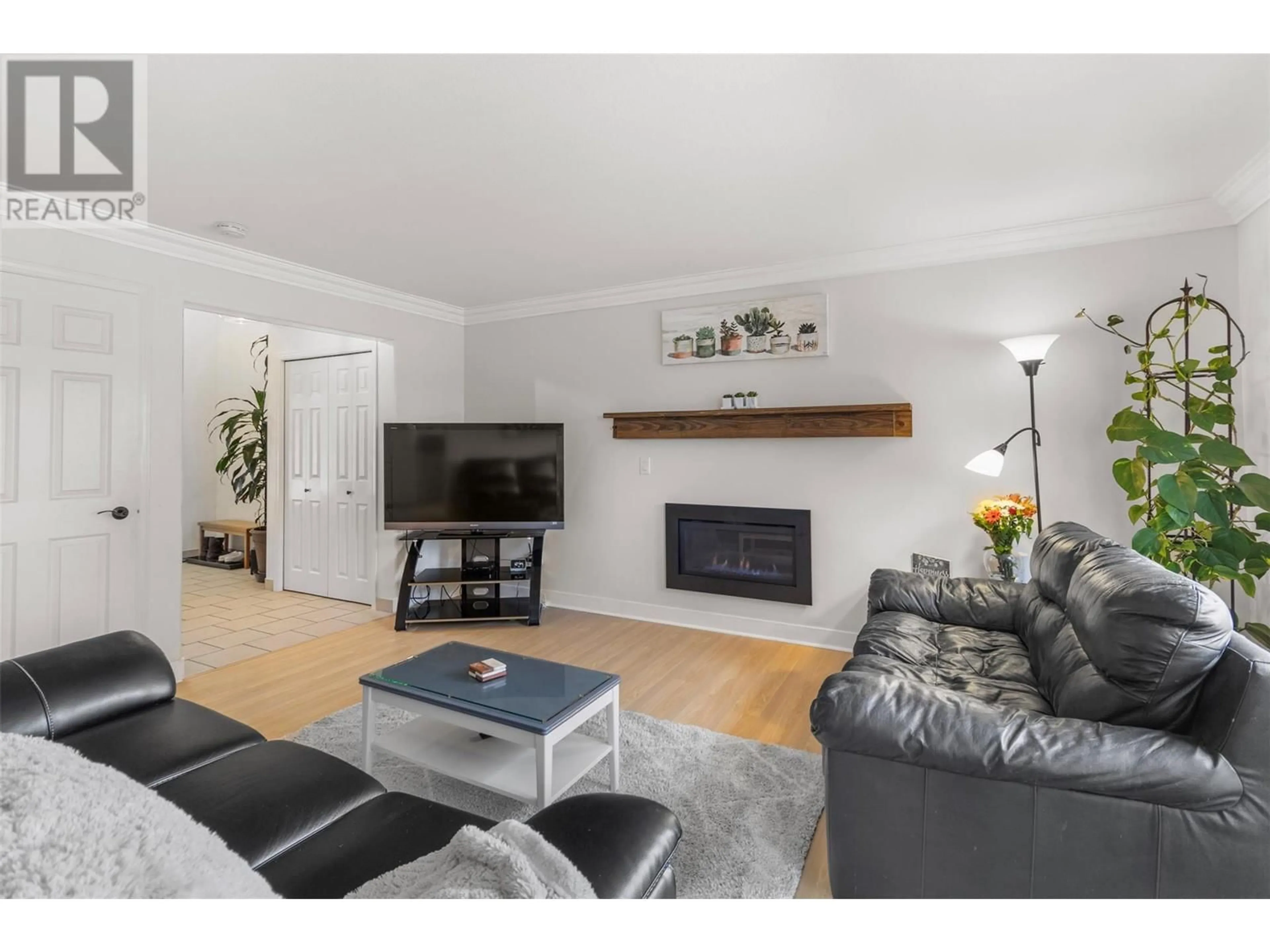 Living room with furniture, wood/laminate floor for 481 MONARCH Court Unit# 4, Kamloops British Columbia V2E2P8