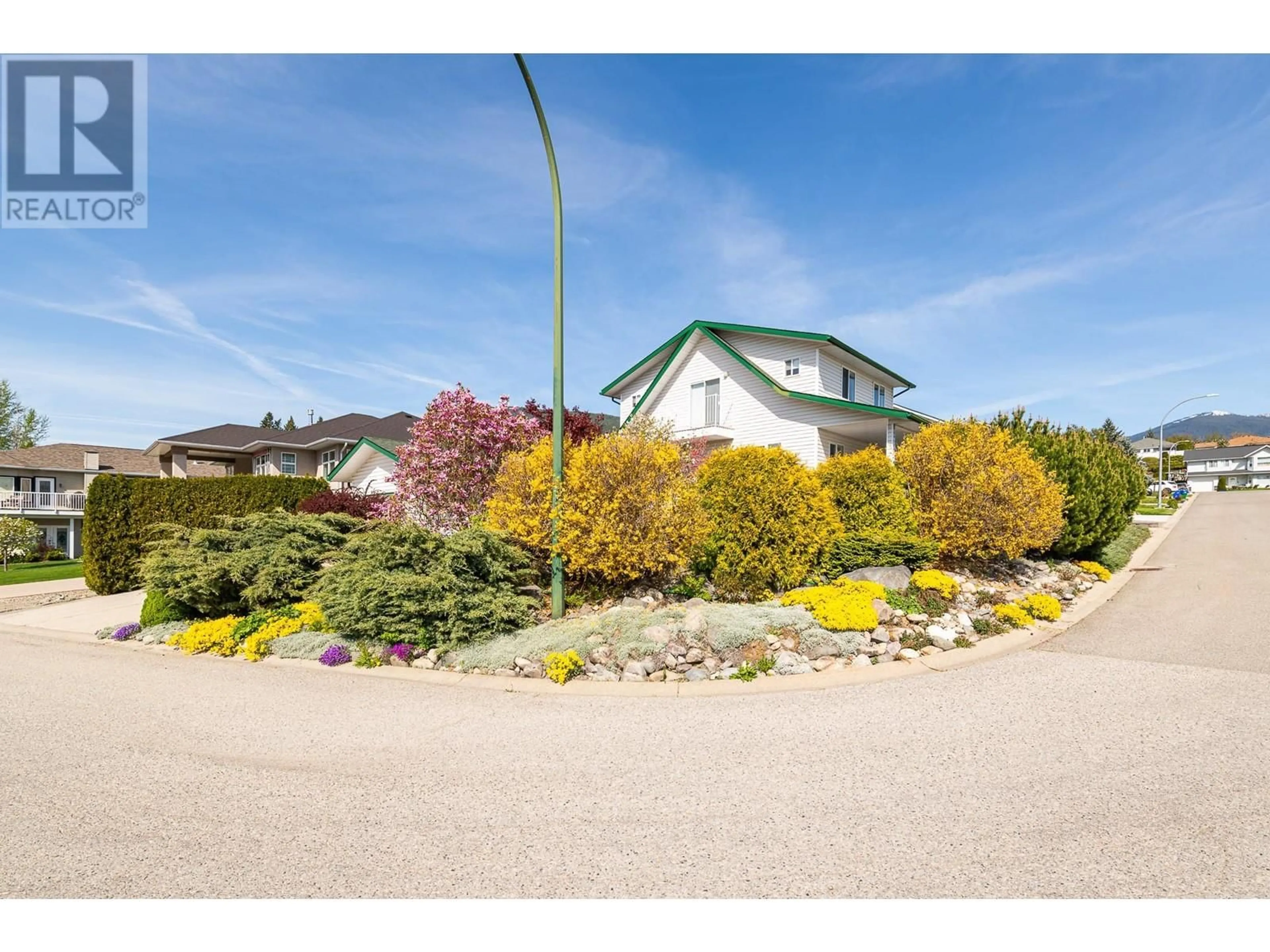 A pic from outside/outdoor area/front of a property/back of a property/a pic from drone, street for 304 DUGAN STREET, Creston British Columbia V0B1G3