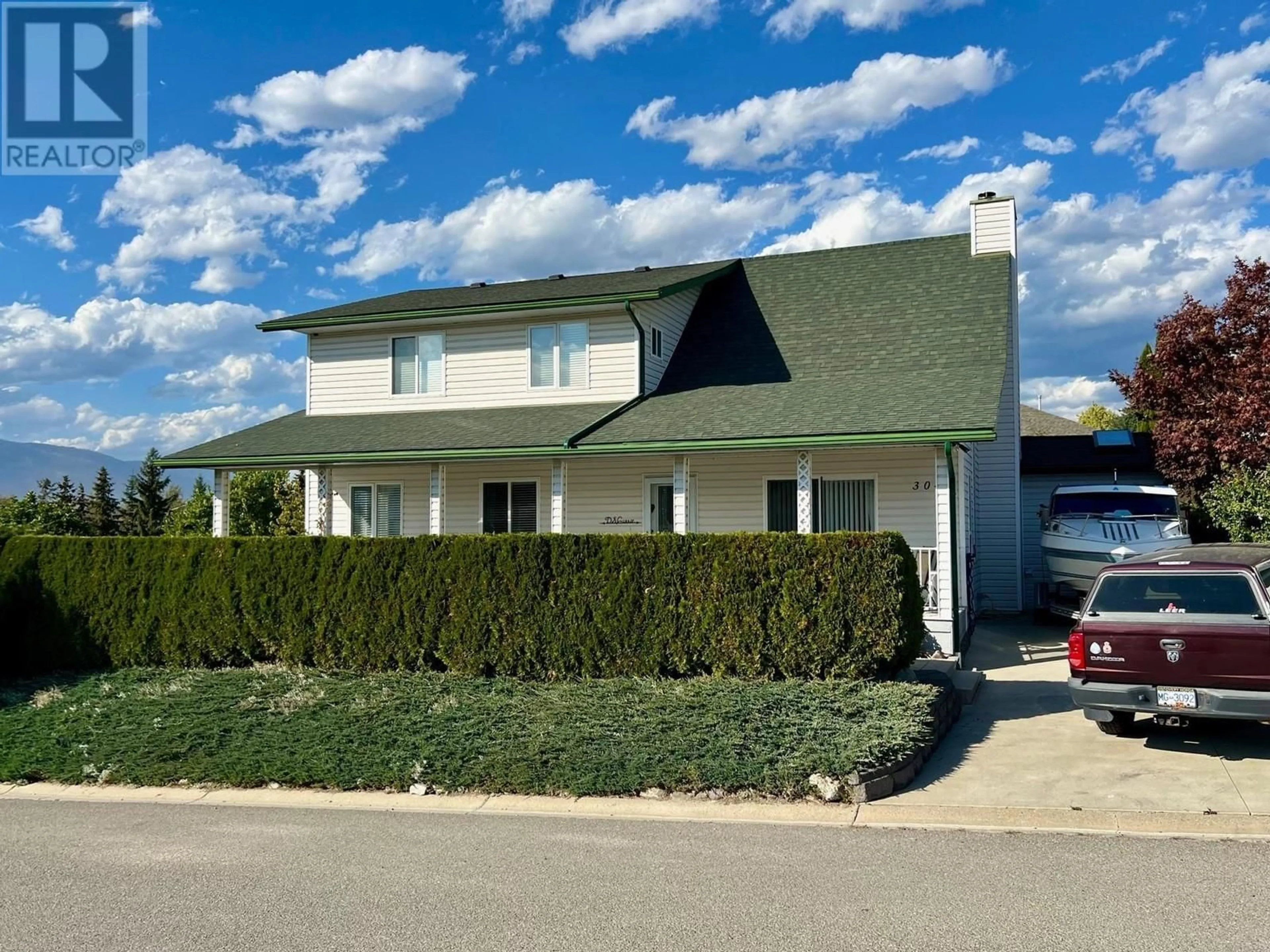 Home with vinyl exterior material, street for 304 DUGAN Street, Creston British Columbia V0B1G3