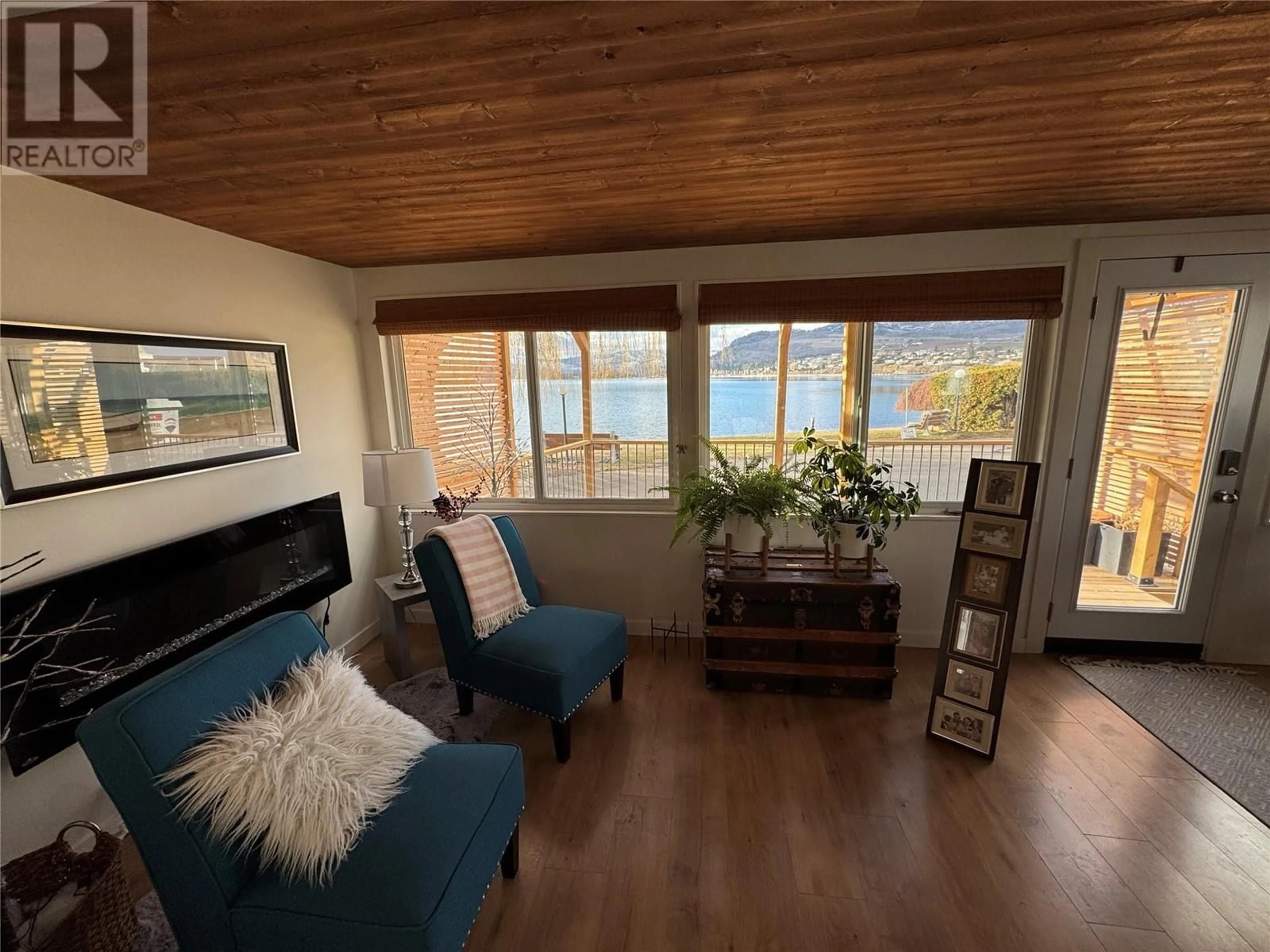 Living room with furniture, wood/laminate floor for 2095 Boucherie Road Unit# 2, Westbank British Columbia V4T1Z4