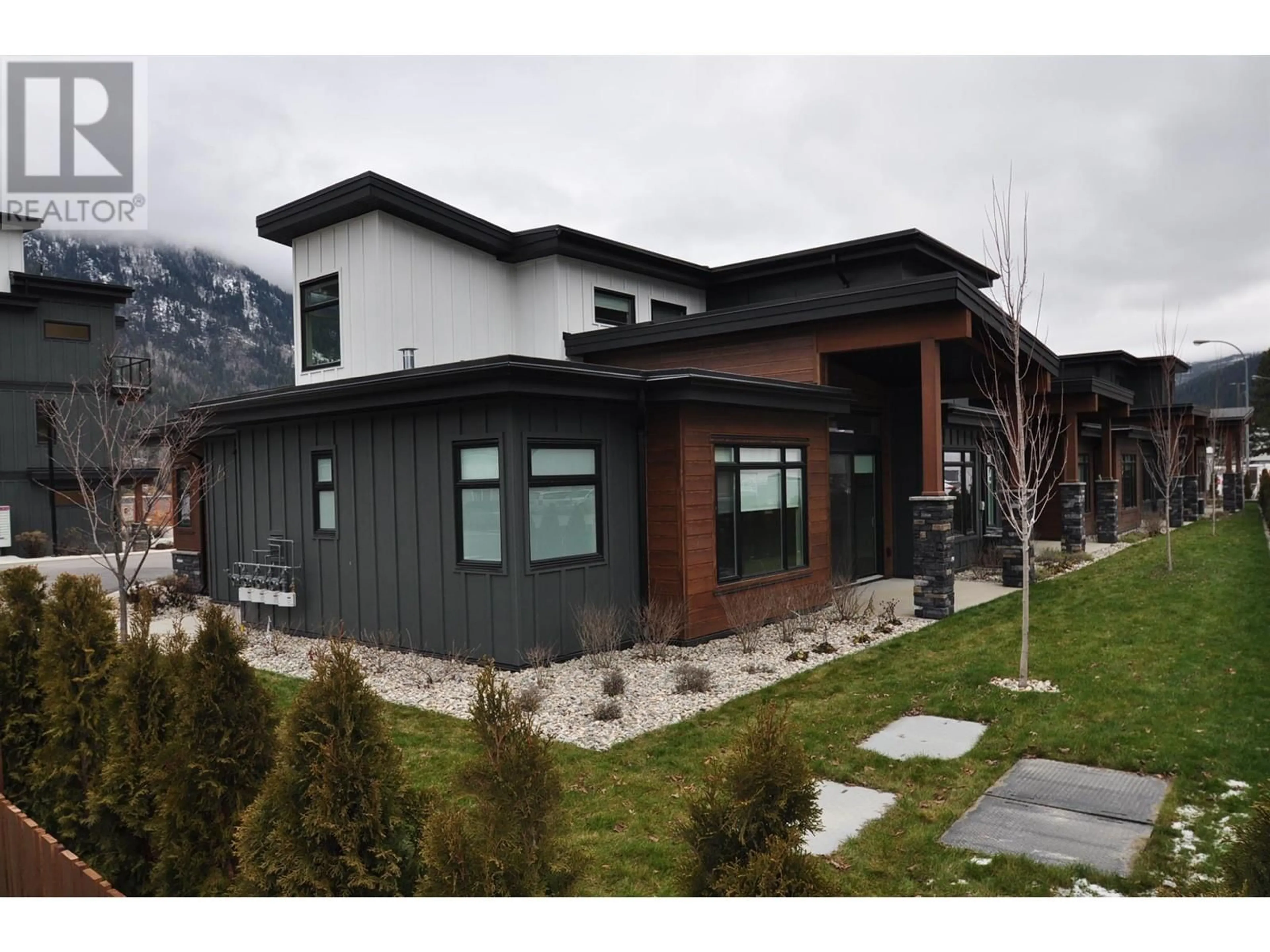 Home with vinyl exterior material, unknown for 910 Lakeside Drive Unit# 401, Nelson British Columbia V1L0C6