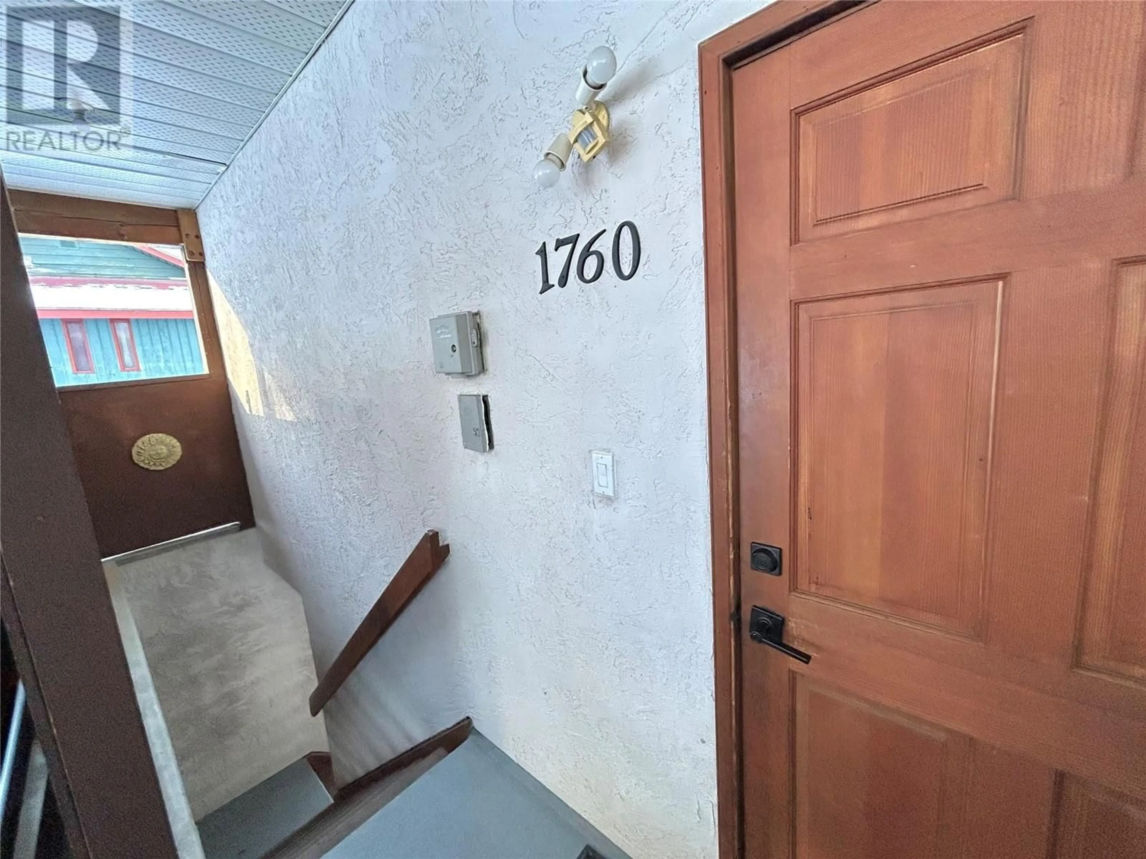 Indoor foyer for 1760 UNION Avenue, Rossland British Columbia V0G1Y0