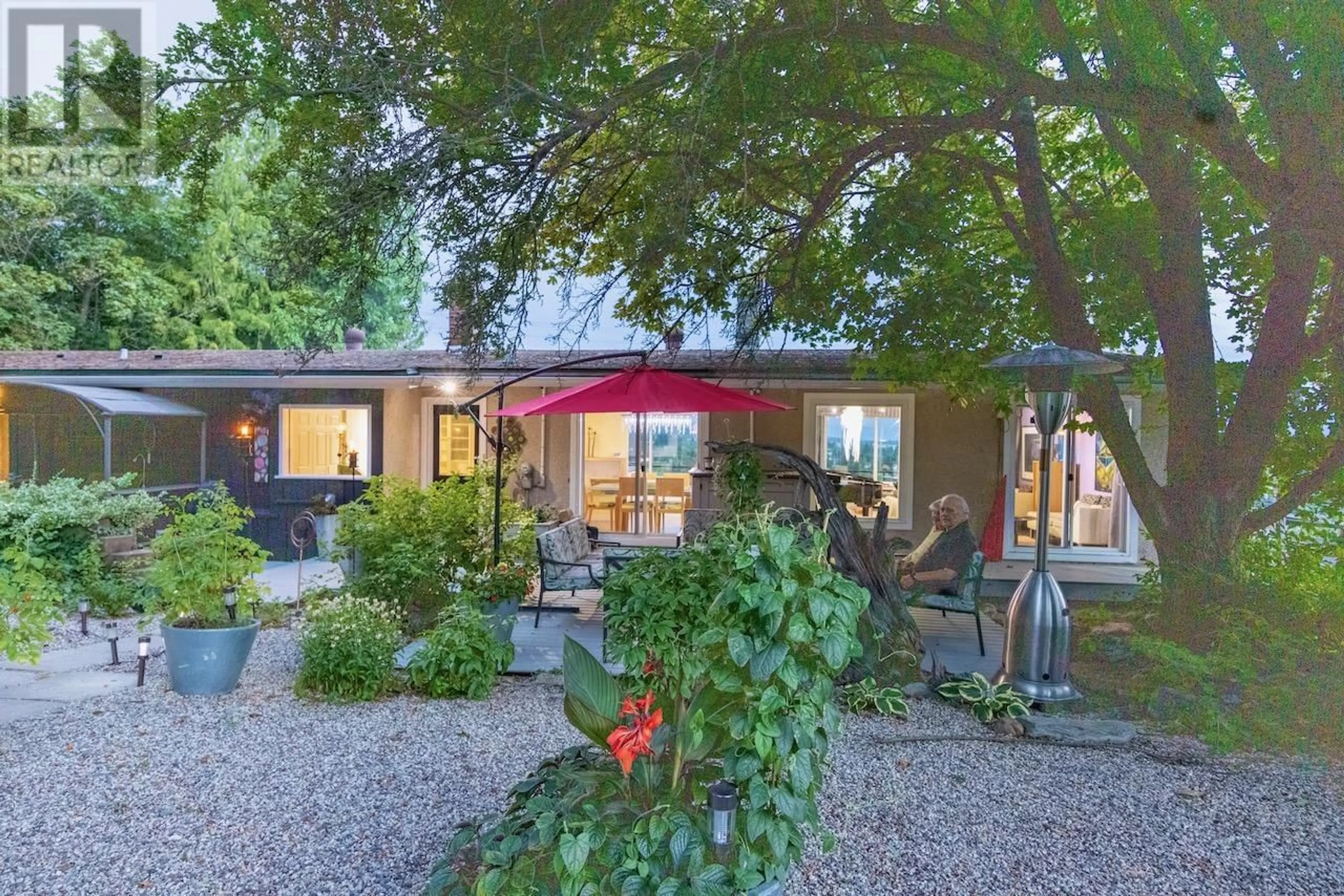 Patio, street for 2108 CRAWFORD STREET, Creston British Columbia V0B1G5