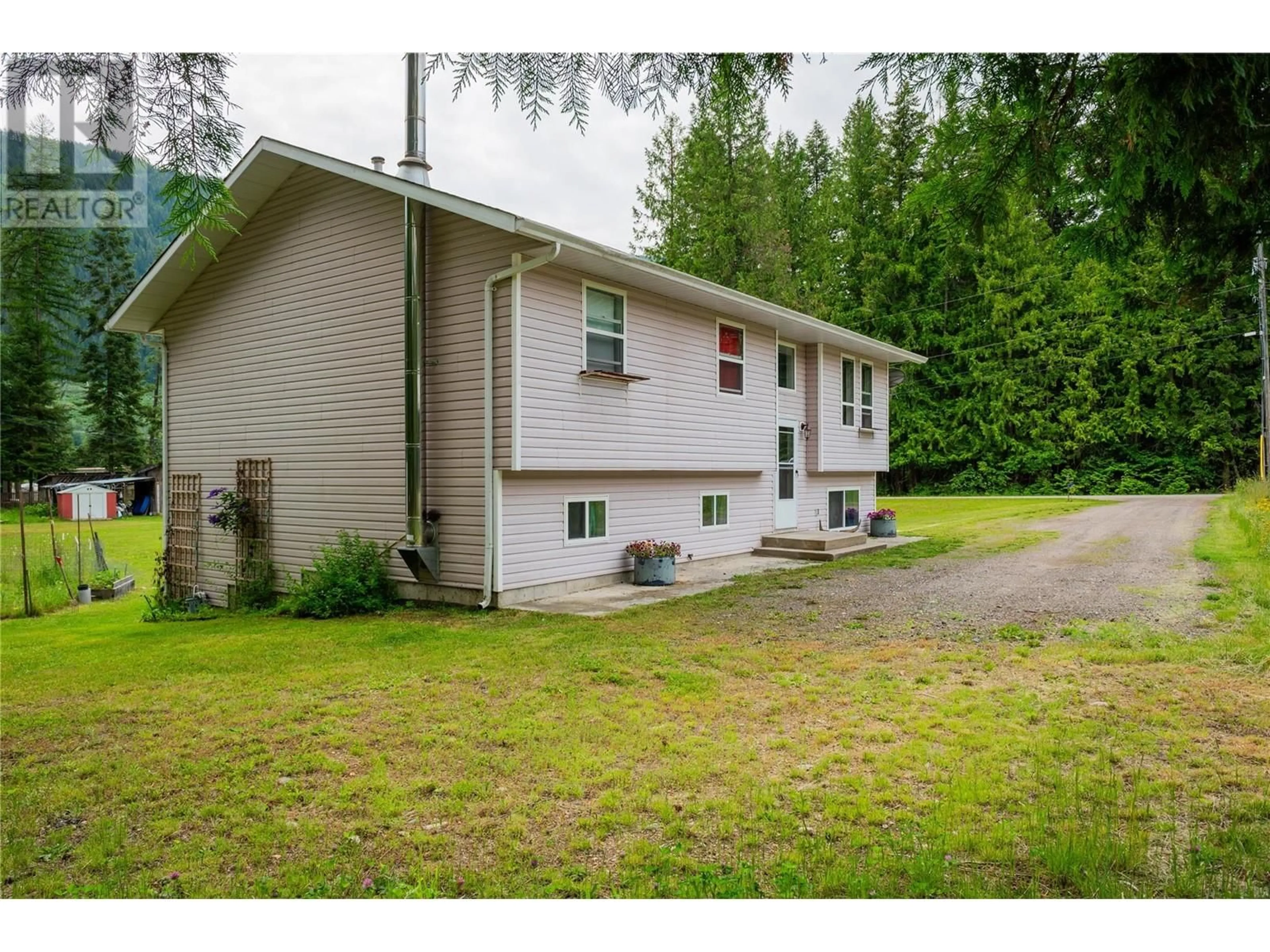 A pic from outside/outdoor area/front of a property/back of a property/a pic from drone, unknown for 982 Kelly Drive, Castlegar British Columbia V1N4P5