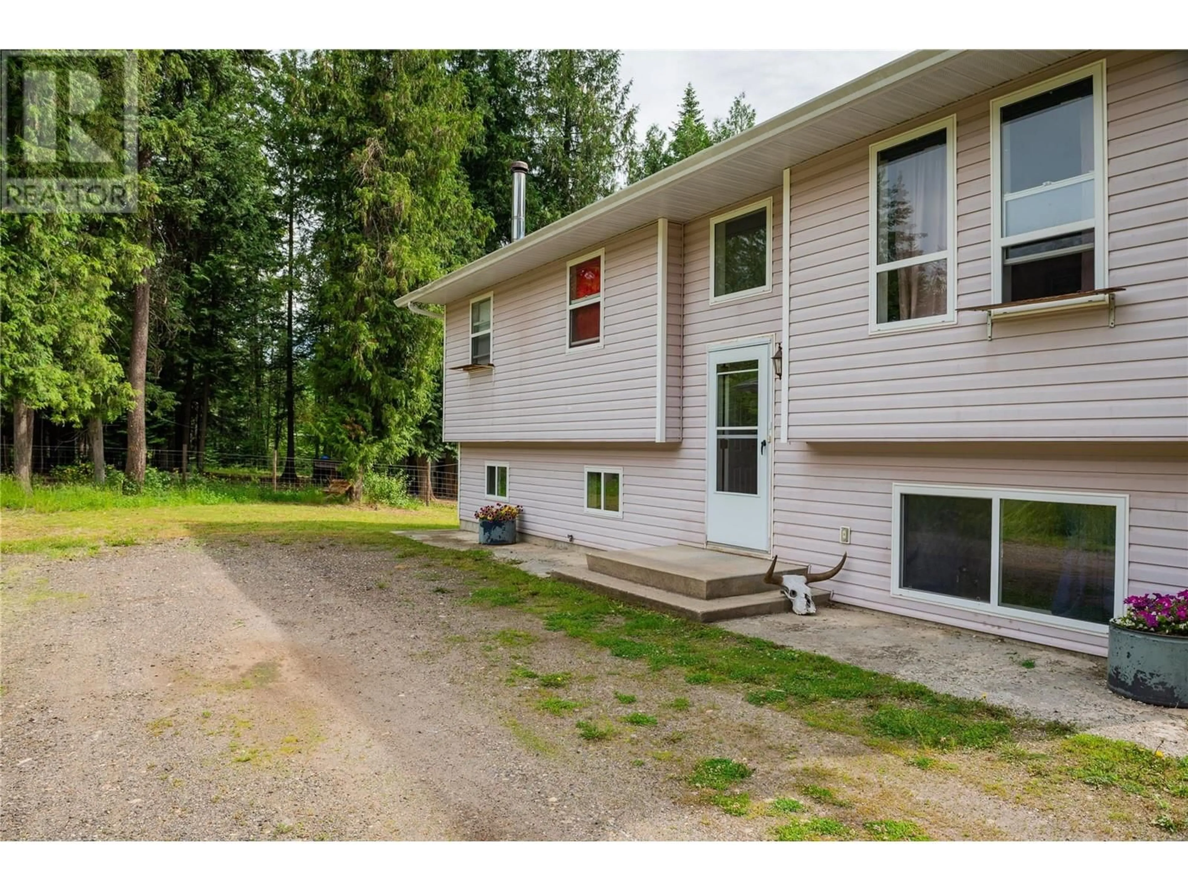 A pic from outside/outdoor area/front of a property/back of a property/a pic from drone, unknown for 982 Kelly Drive, Castlegar British Columbia V1N4P5