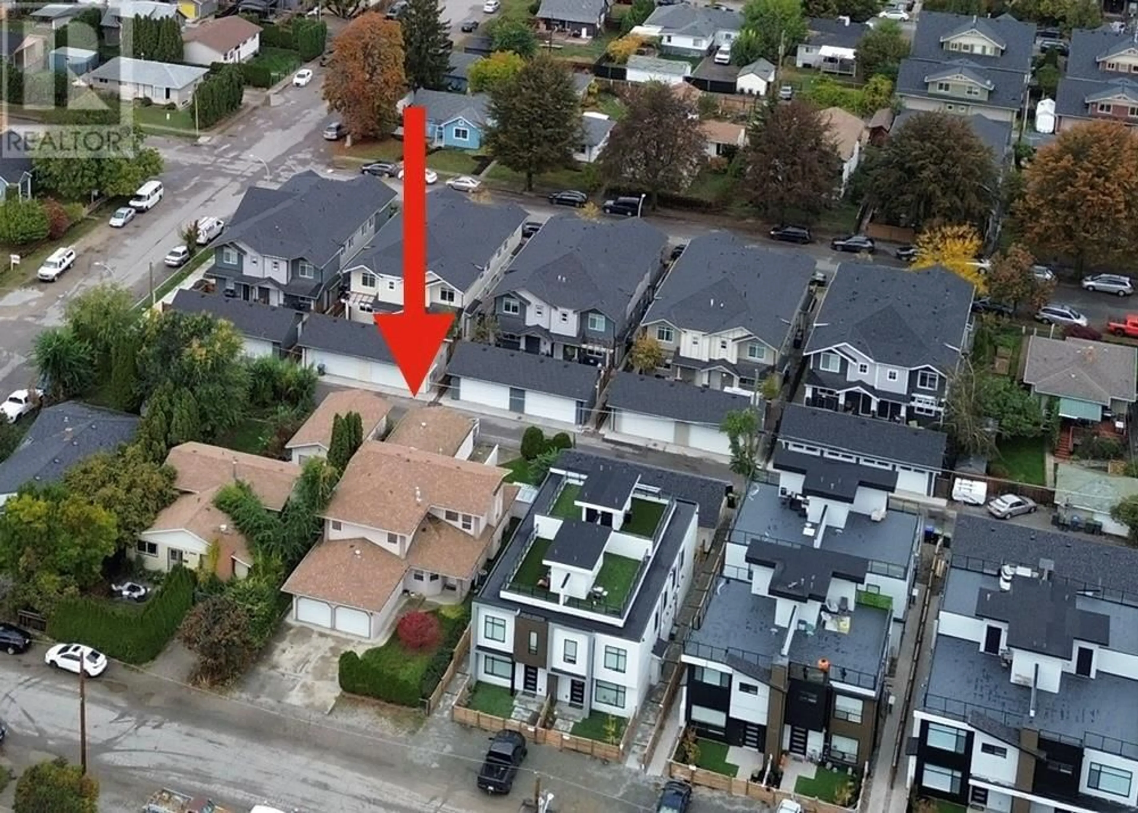 A pic from outside/outdoor area/front of a property/back of a property/a pic from drone, street for 1020 MARTIN AVENUE, Kelowna British Columbia V1Y6V5