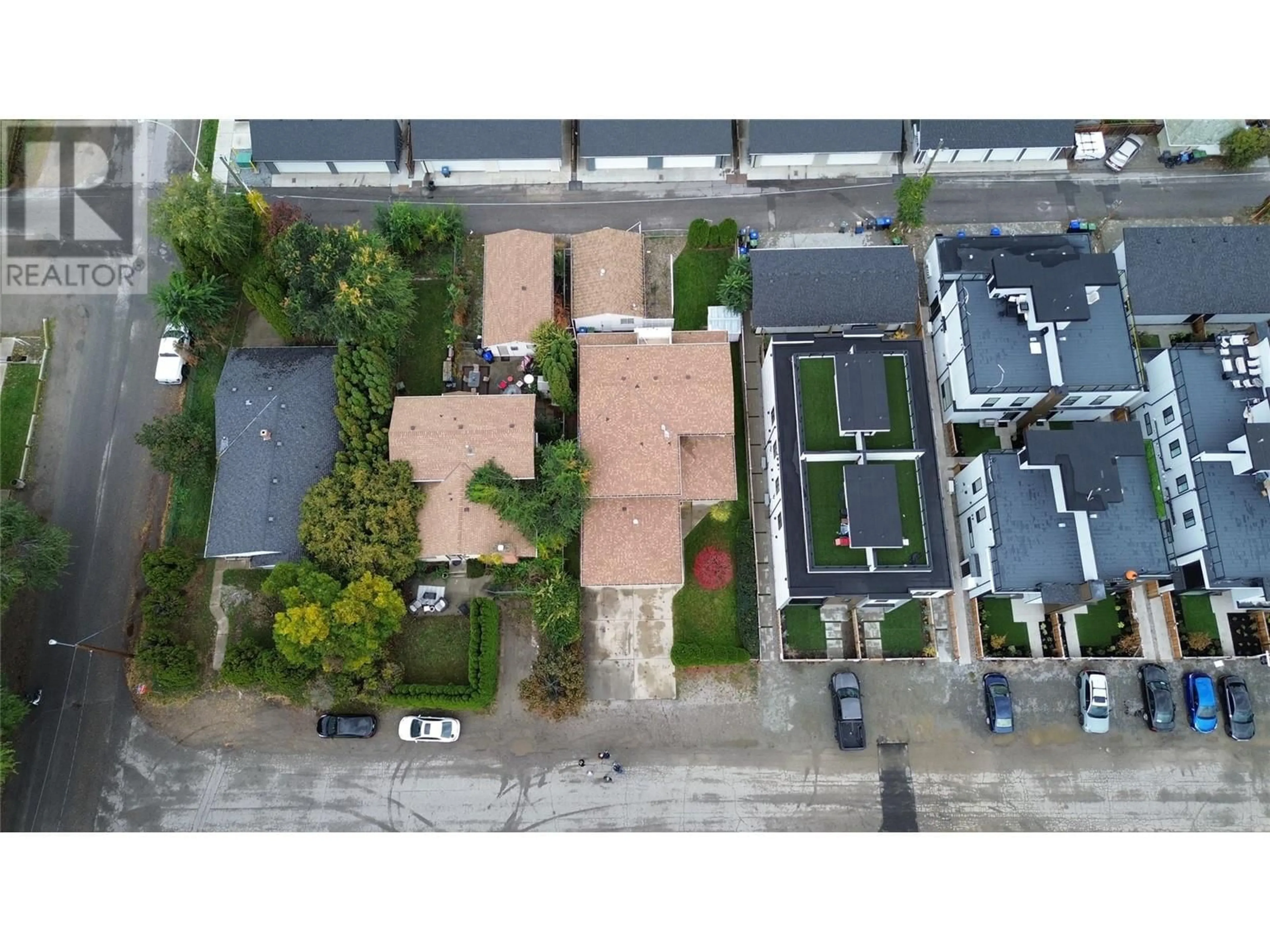 A pic from outside/outdoor area/front of a property/back of a property/a pic from drone, unknown for 1020 MARTIN AVENUE, Kelowna British Columbia V1Y6V5