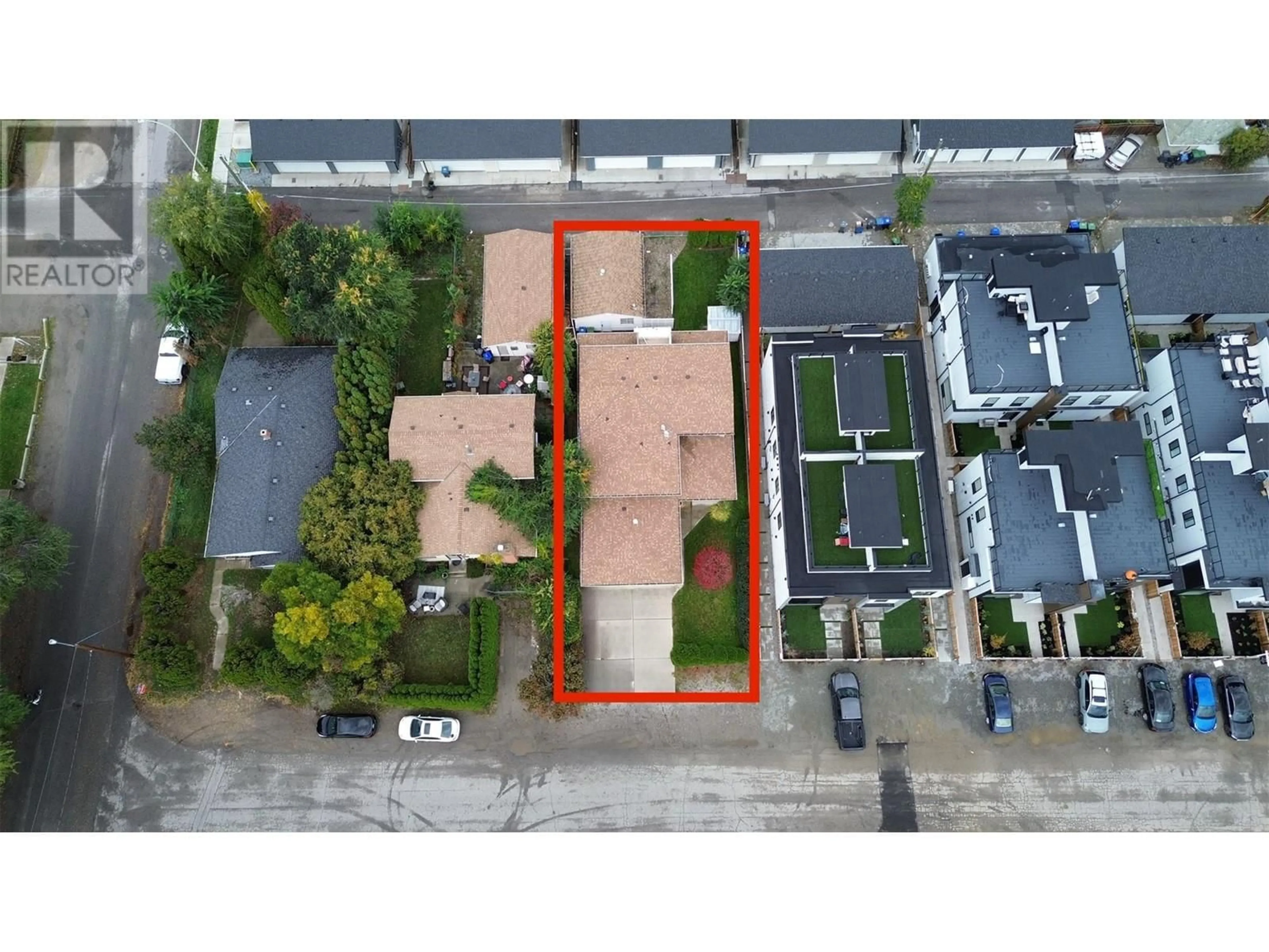 A pic from outside/outdoor area/front of a property/back of a property/a pic from drone, street for 1020 Martin Avenue, Kelowna British Columbia V1Y6V5