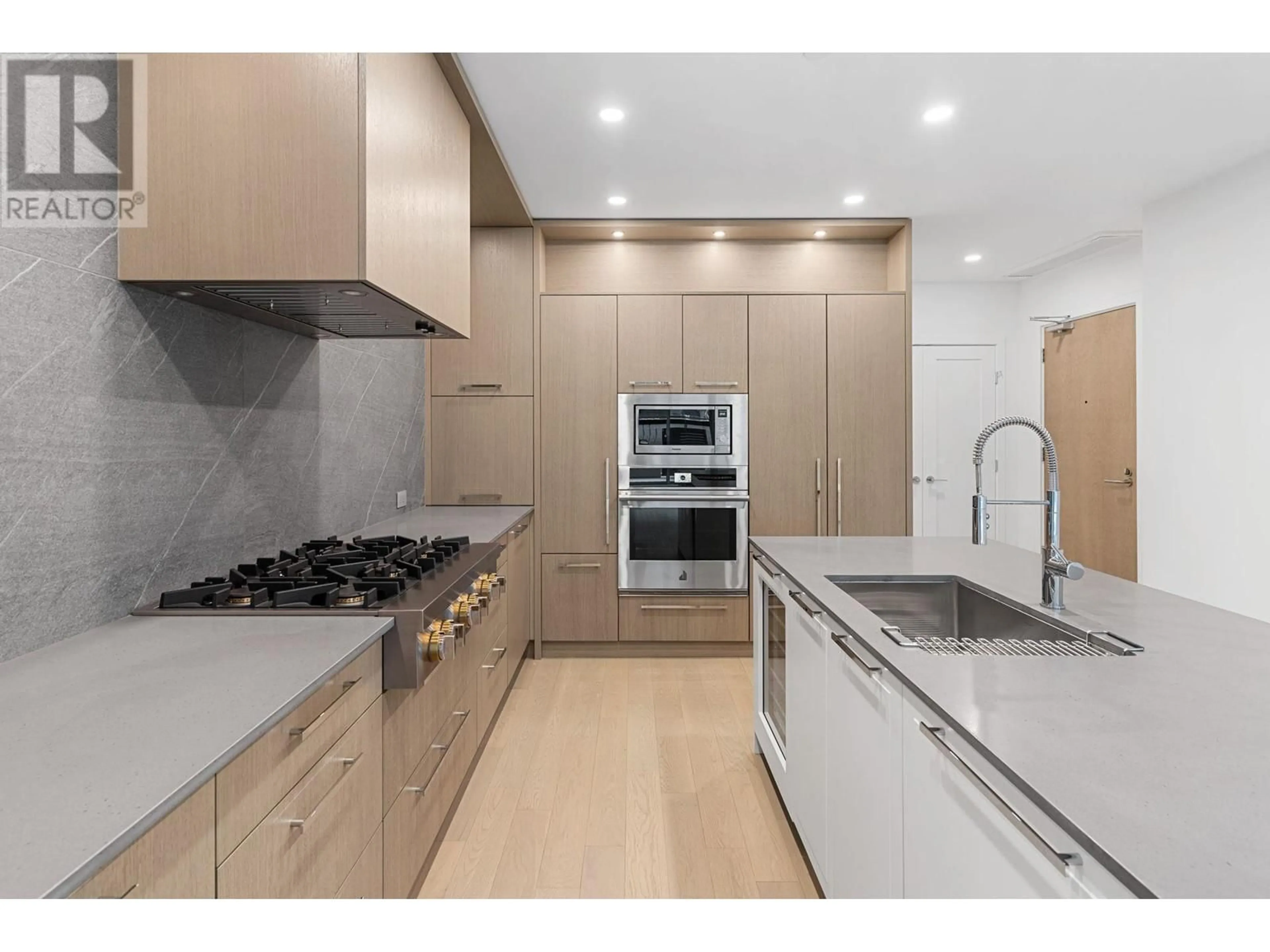 Patio, street for 209 - 3409 LAKESHORE ROAD, Kelowna British Columbia V1W0G6