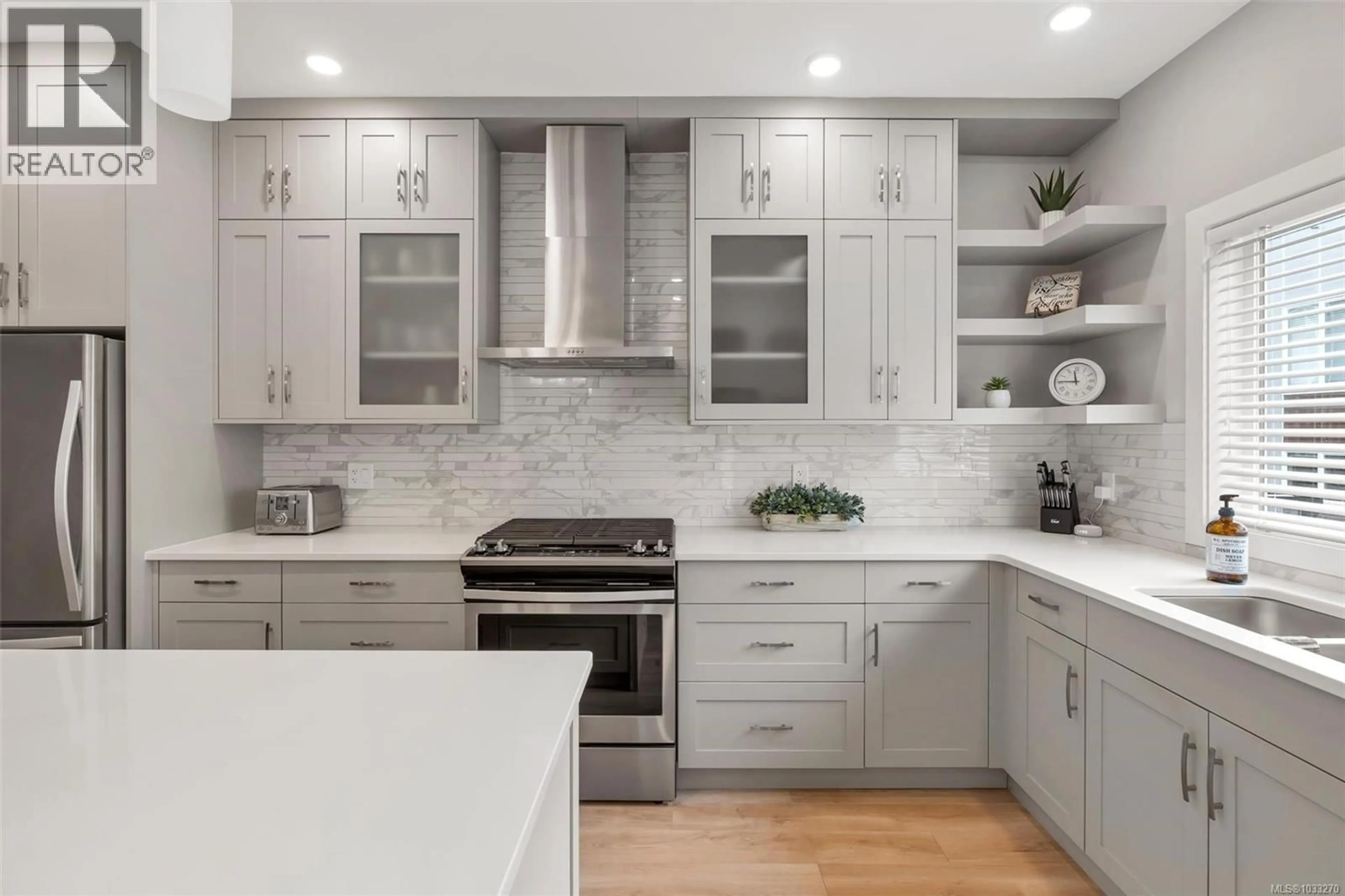 Contemporary kitchen, unknown for 13 - 4355 VIEWMONT AVENUE, Saanich British Columbia V8Z5K8