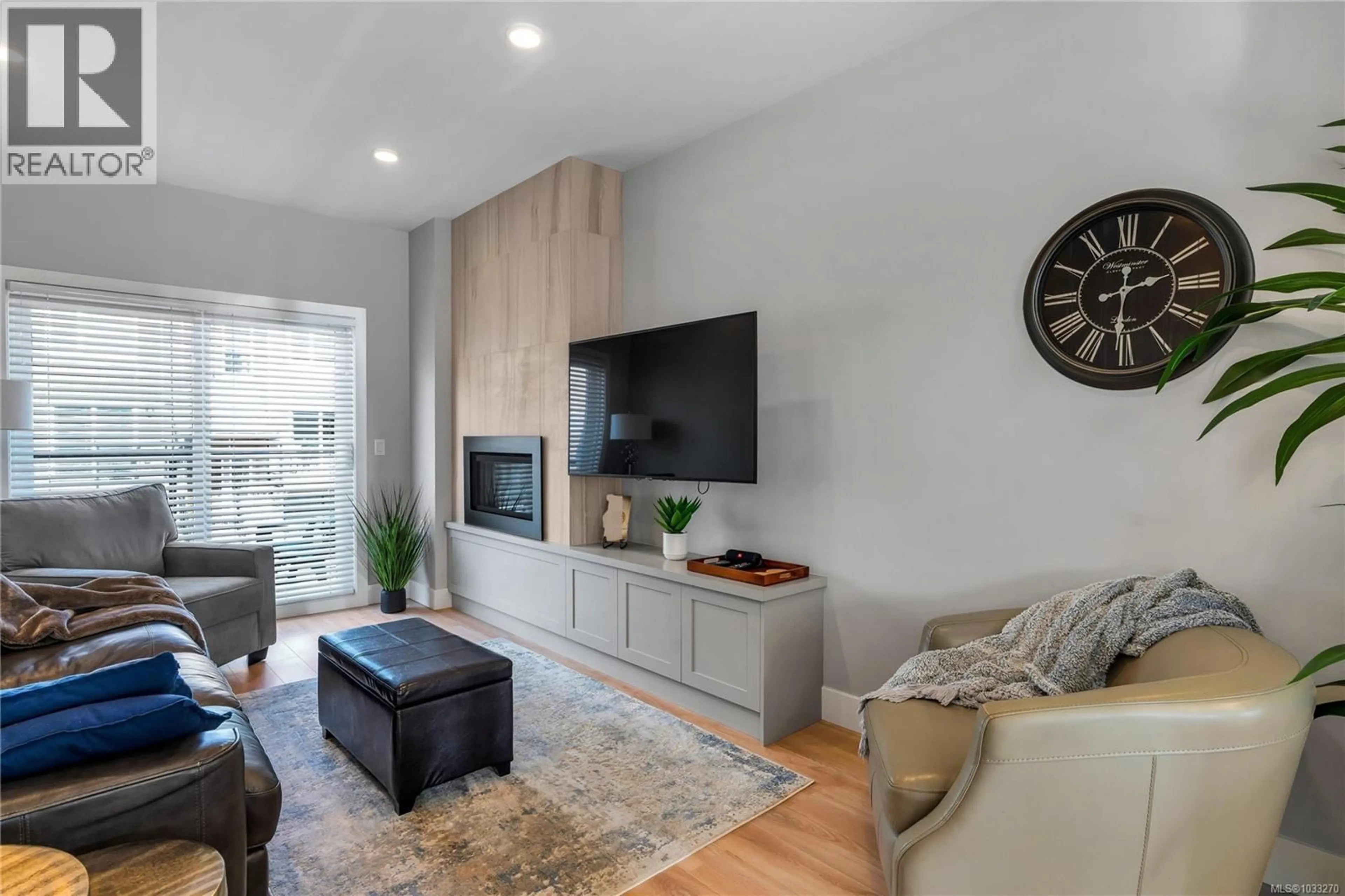 Living room with furniture, wood/laminate floor for 13 - 4355 VIEWMONT AVENUE, Saanich British Columbia V8Z5K8