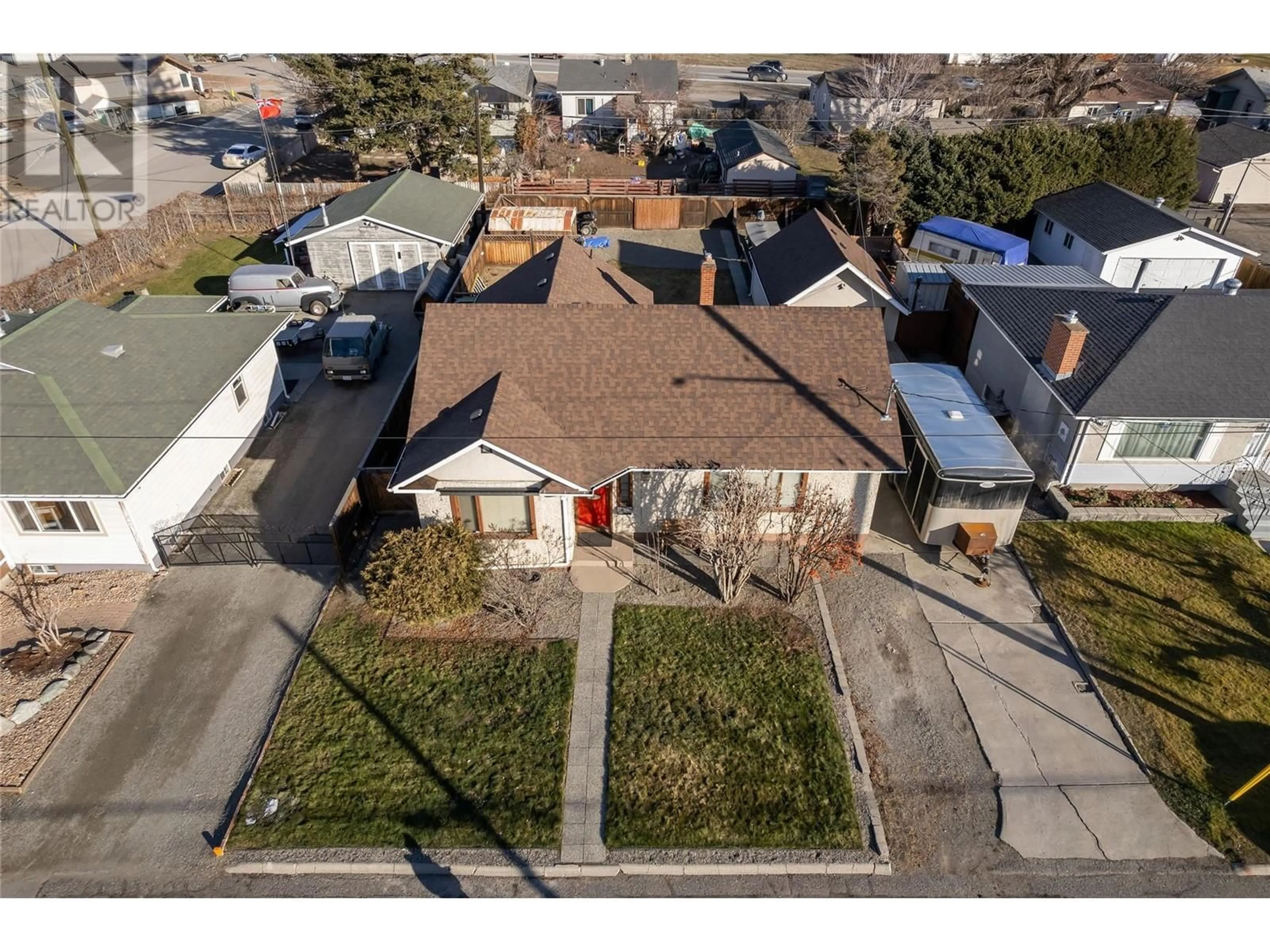 A pic from outside/outdoor area/front of a property/back of a property/a pic from drone, street for 550 Linden Avenue, Kamloops British Columbia V2B2N6