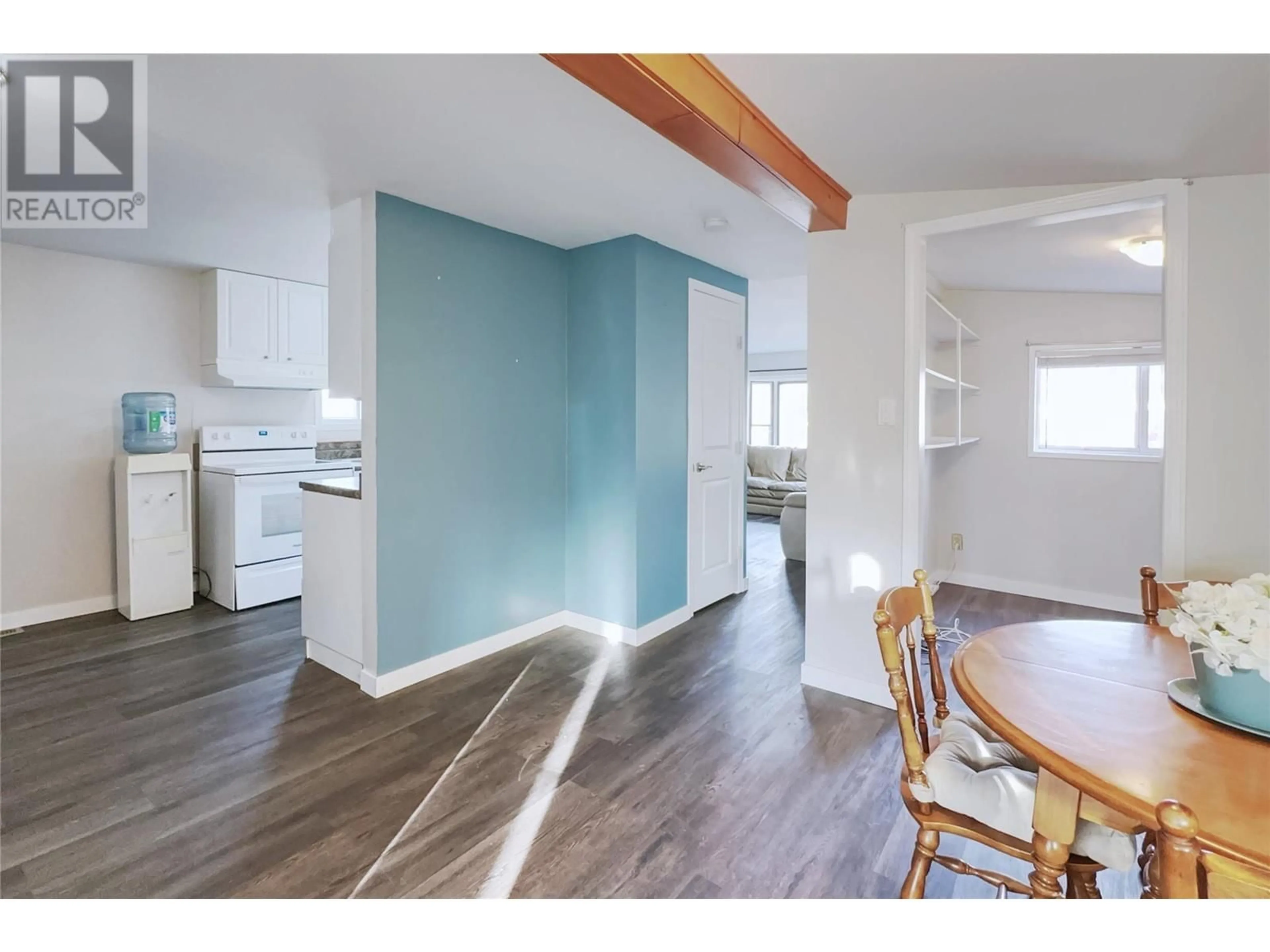 Open concept kitchen, wood/laminate floor for 720 Commonwealth Road Unit# 43, Kelowna British Columbia V4V1R6