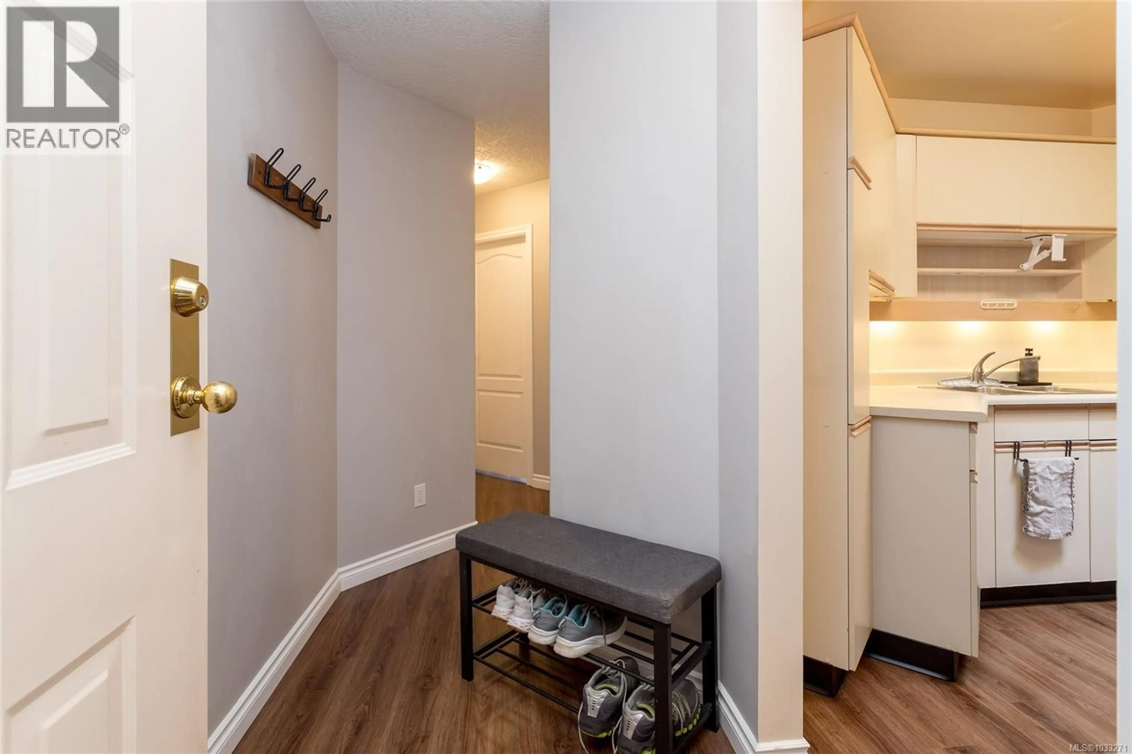 Indoor entryway for 315 - 3931 SHELBOURNE STREET, Saanich British Columbia V8P4H9