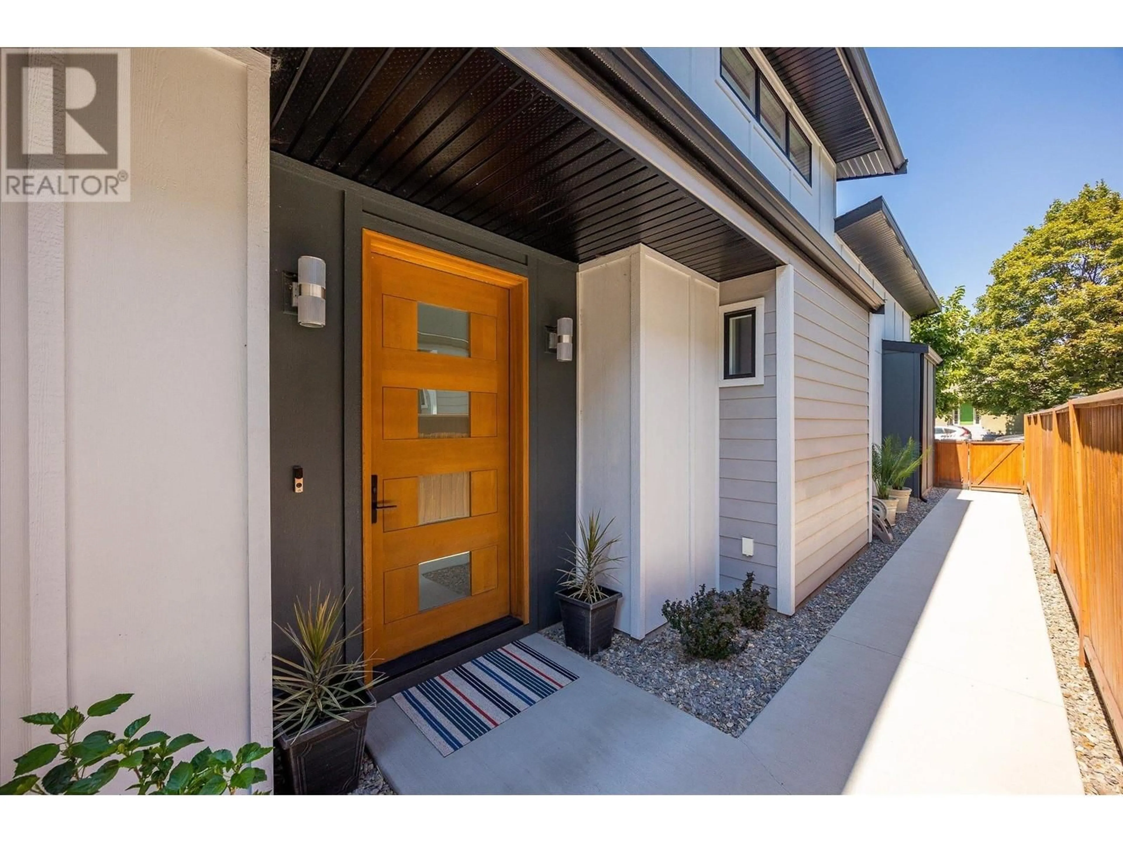 Indoor entryway for 827 SAUCIER AVENUE, Kelowna British Columbia V1Y6A4