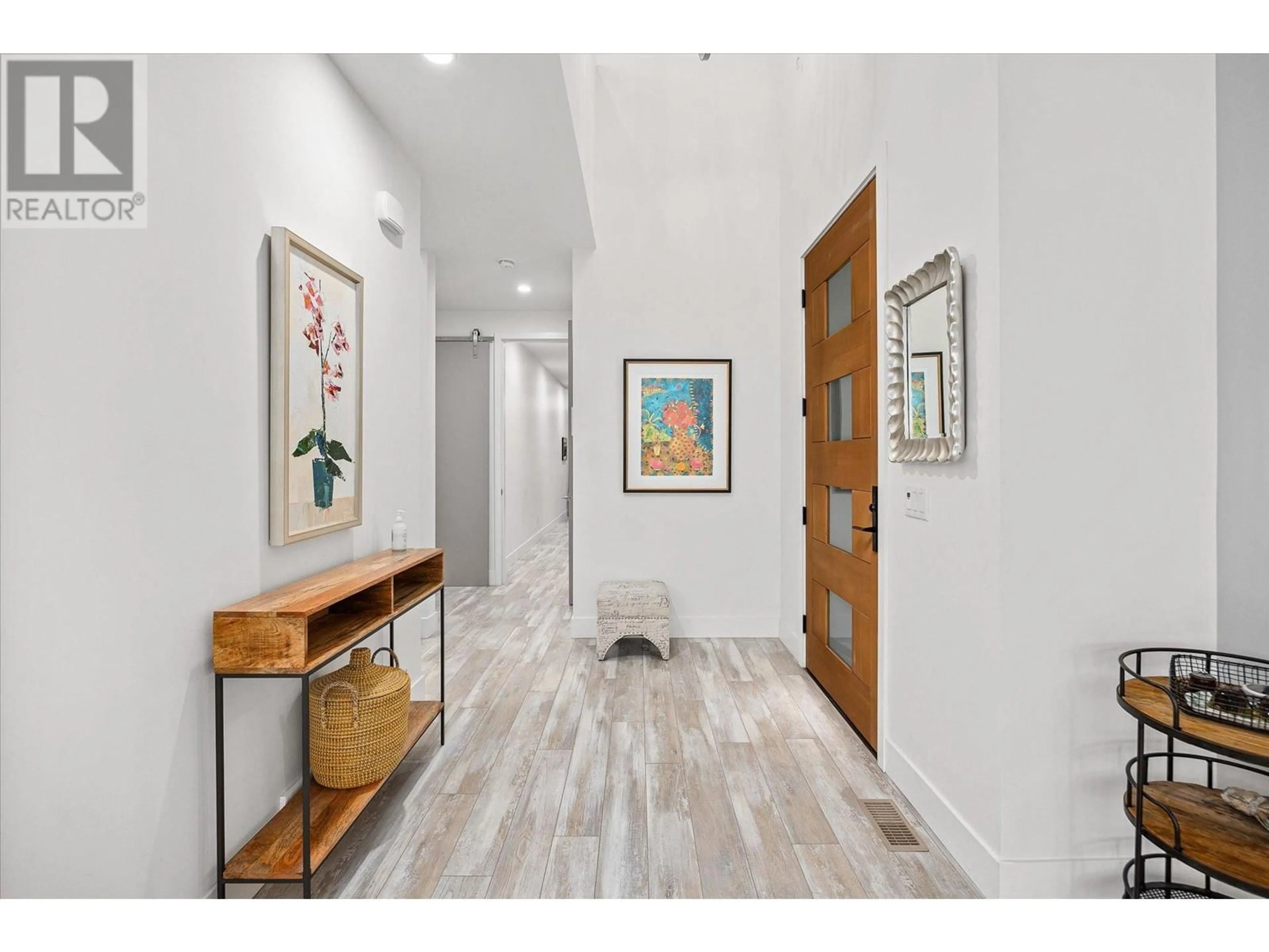 Indoor entryway for 827 SAUCIER AVENUE, Kelowna British Columbia V1Y6A4