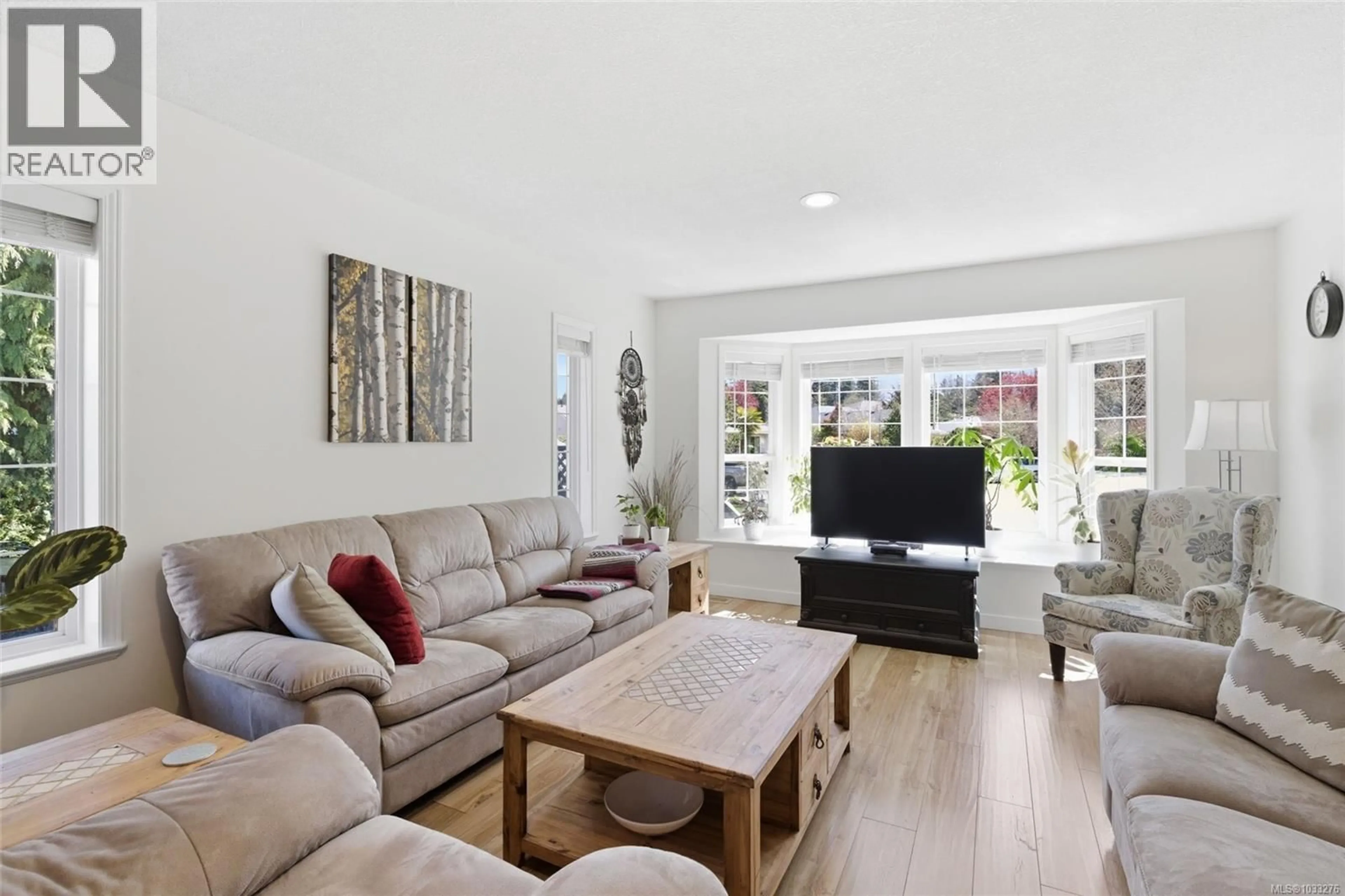 Living room with furniture, unknown for 834 WOODSIDE CRESCENT, Qualicum Beach British Columbia V9K2K8